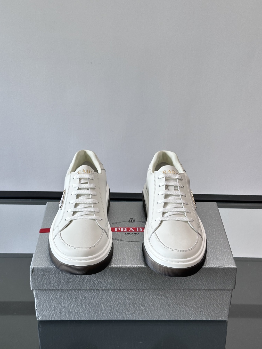 Prad*男士新款柔软皮革休闲运动鞋，这款运动鞋采用牛皮打造，皮质柔软细腻，纹理自然，提升透气性能，外侧