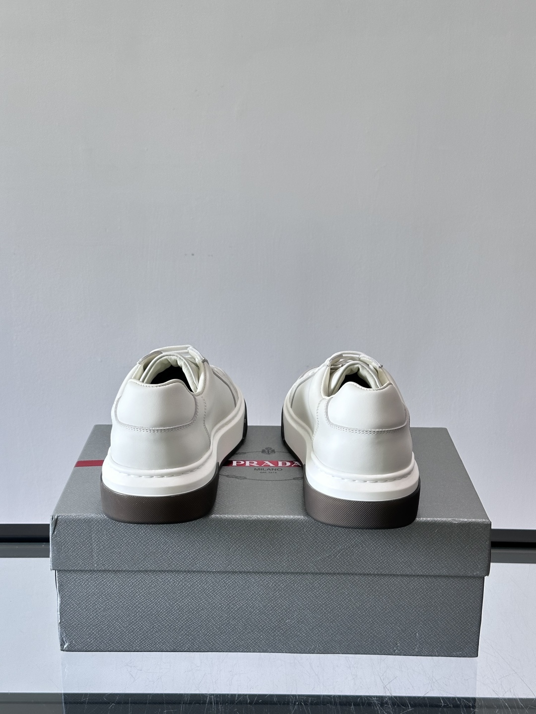 Prad*男士新款柔软皮革休闲运动鞋，这款运动鞋采用牛皮打造，皮质柔软细腻，纹理自然，提升透气性能，外侧