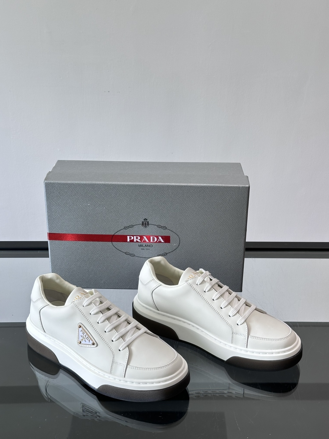Prad*男士新款柔软皮革休闲运动鞋，这款运动鞋采用牛皮打造，皮质柔软细腻，纹理自然，提升透气性能，外侧