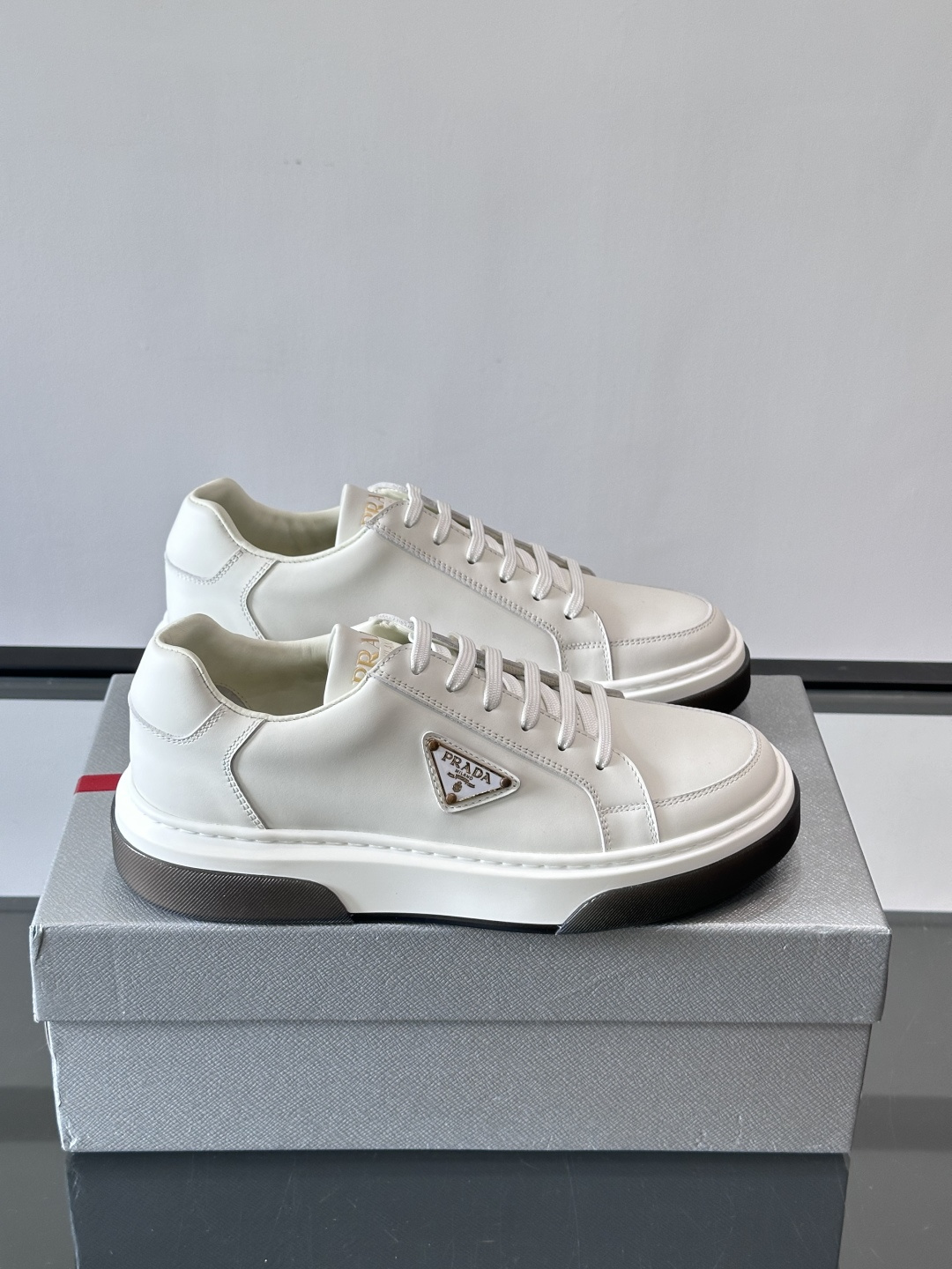 Prad*男士新款柔软皮革休闲运动鞋，这款运动鞋采用牛皮打造，皮质柔软细腻，纹理自然，提升透气性能，外侧