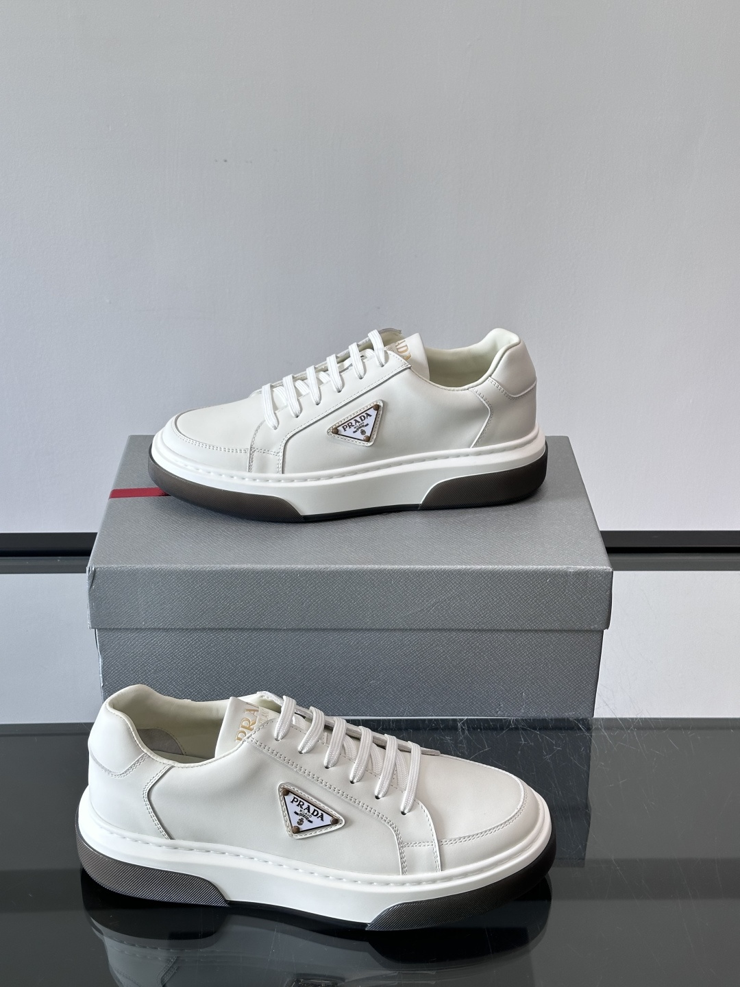Prad*男士新款柔软皮革休闲运动鞋，这款运动鞋采用牛皮打造，皮质柔软细腻，纹理自然，提升透气性能，外侧