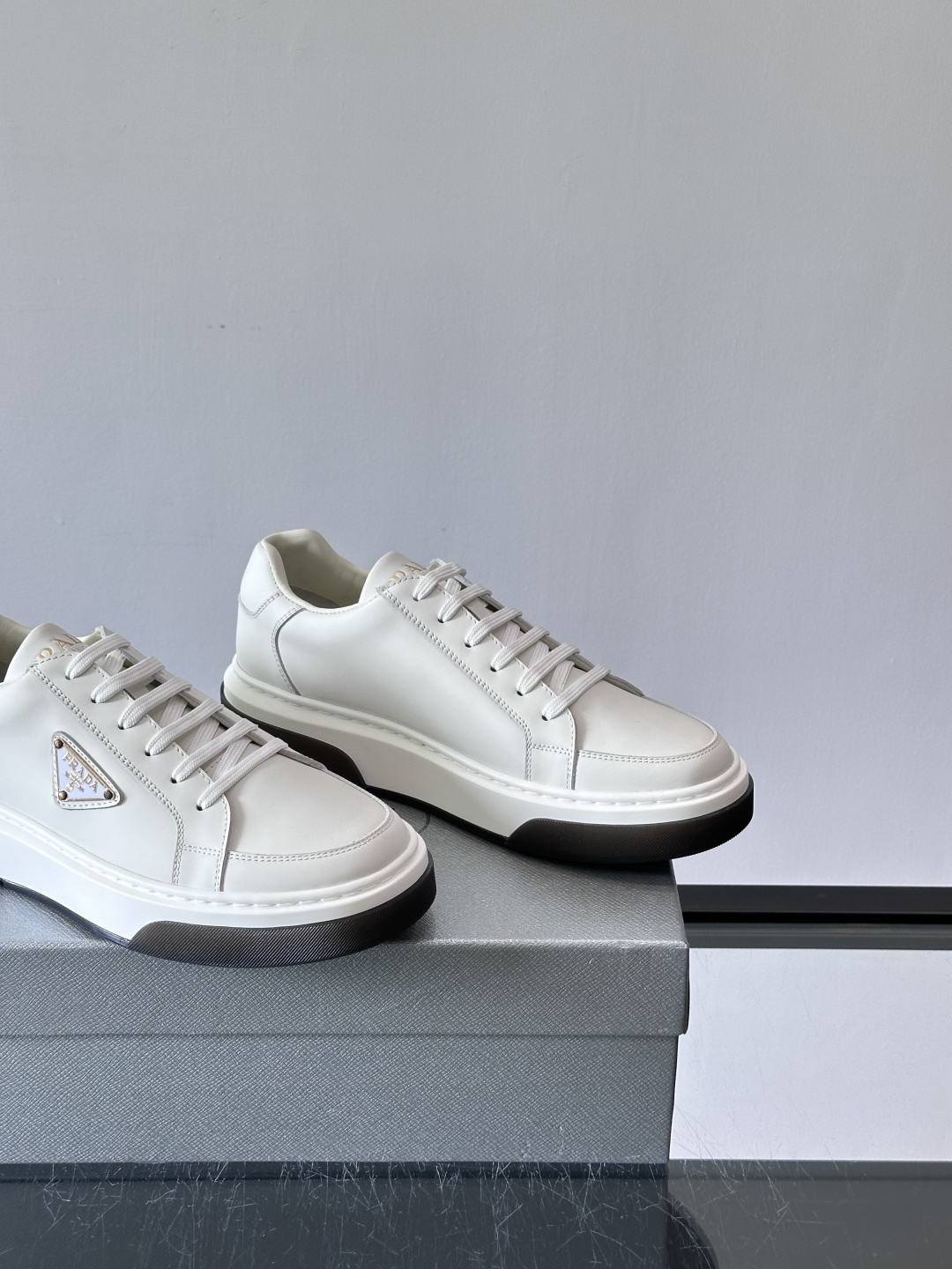 Prad*男士新款柔软皮革休闲运动鞋，这款运动鞋采用牛皮打造，皮质柔软细腻，纹理自然，提升透气性能，外侧