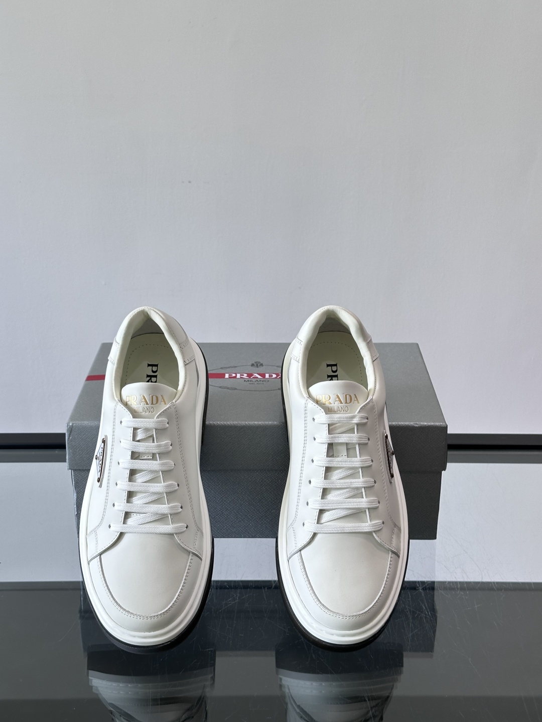 Prad*男士新款柔软皮革休闲运动鞋，这款运动鞋采用牛皮打造，皮质柔软细腻，纹理自然，提升透气性能，外侧