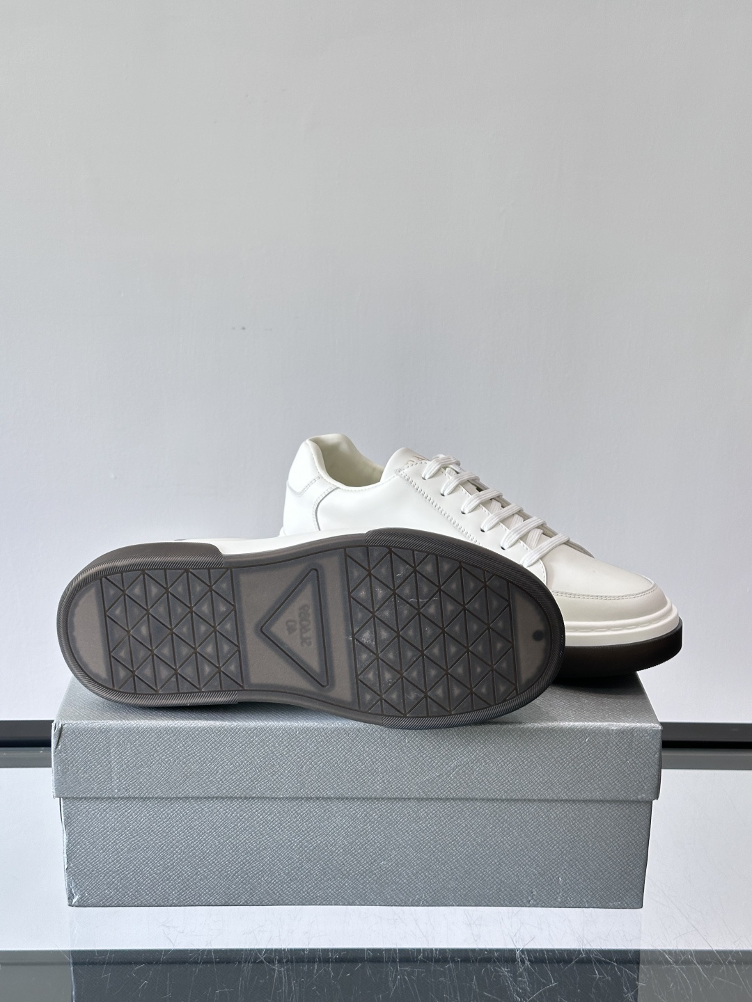 Prad*男士新款柔软皮革休闲运动鞋，这款运动鞋采用牛皮打造，皮质柔软细腻，纹理自然，提升透气性能，外侧