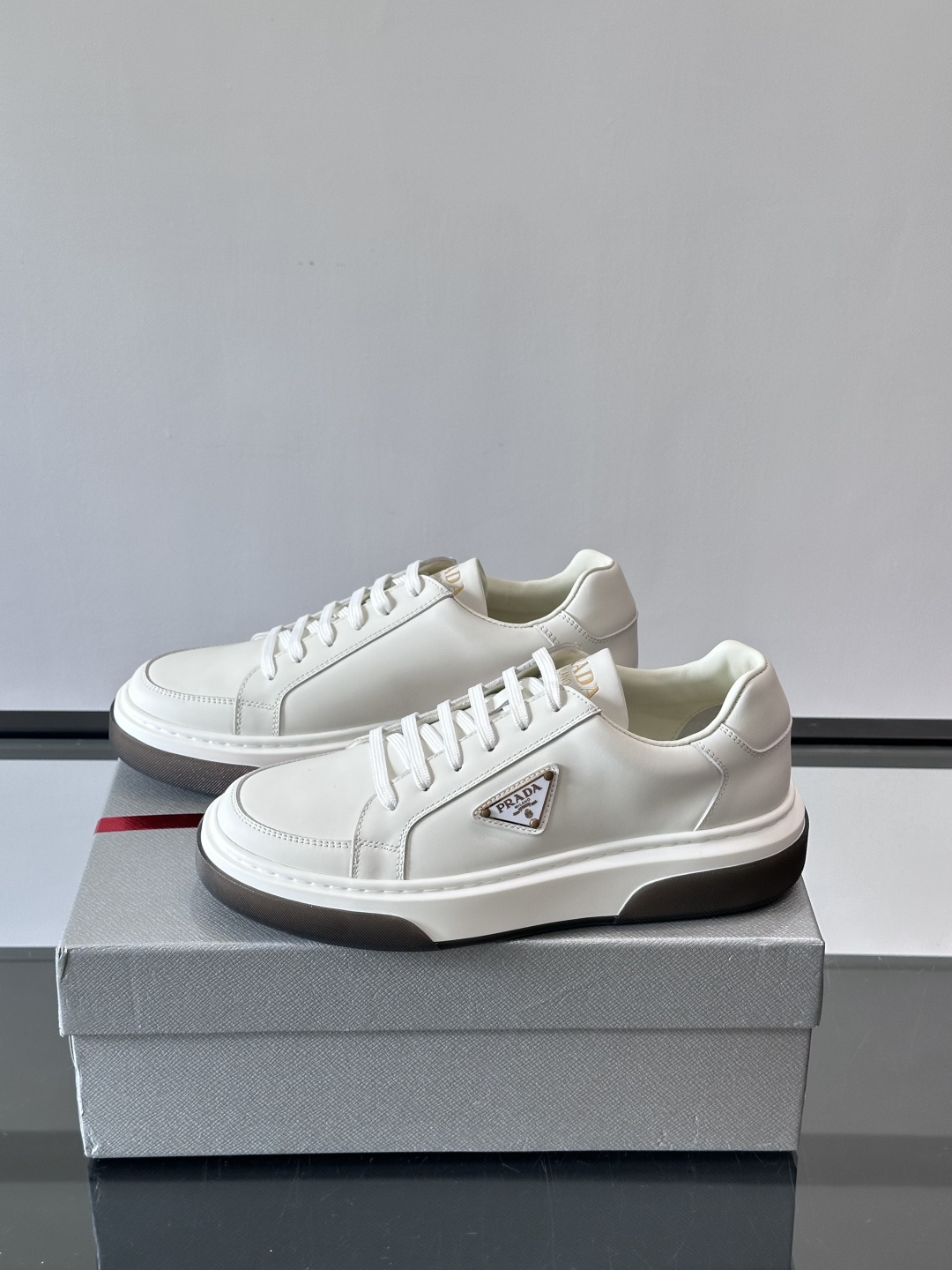 Prad*男士新款柔软皮革休闲运动鞋，这款运动鞋采用牛皮打造，皮质柔软细腻，纹理自然，提升透气性能，外侧