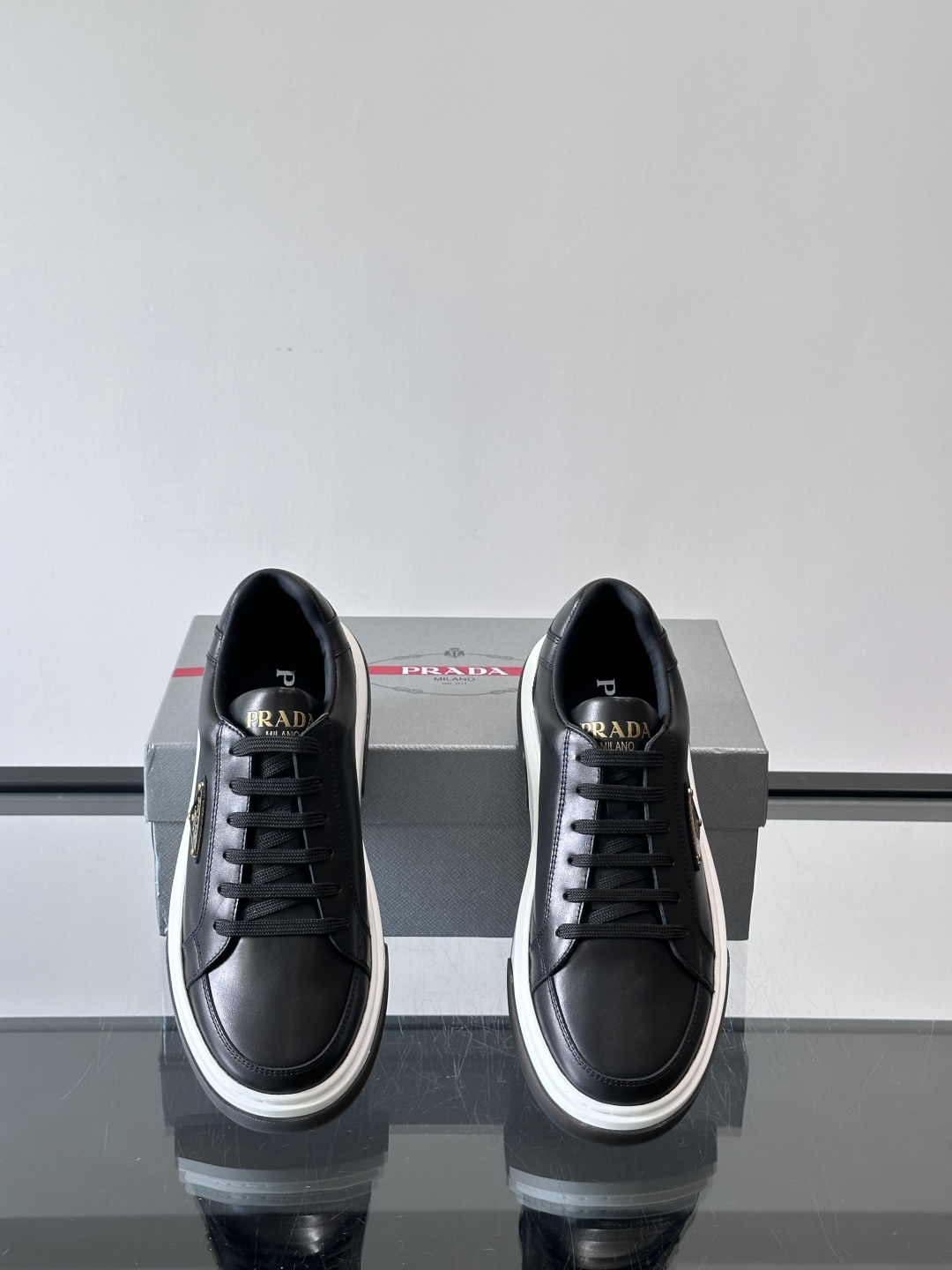 Prad*男士新款柔软皮革休闲运动鞋，这款运动鞋采用牛皮打造，皮质柔软细腻，纹理自然，提升透气性能，外侧