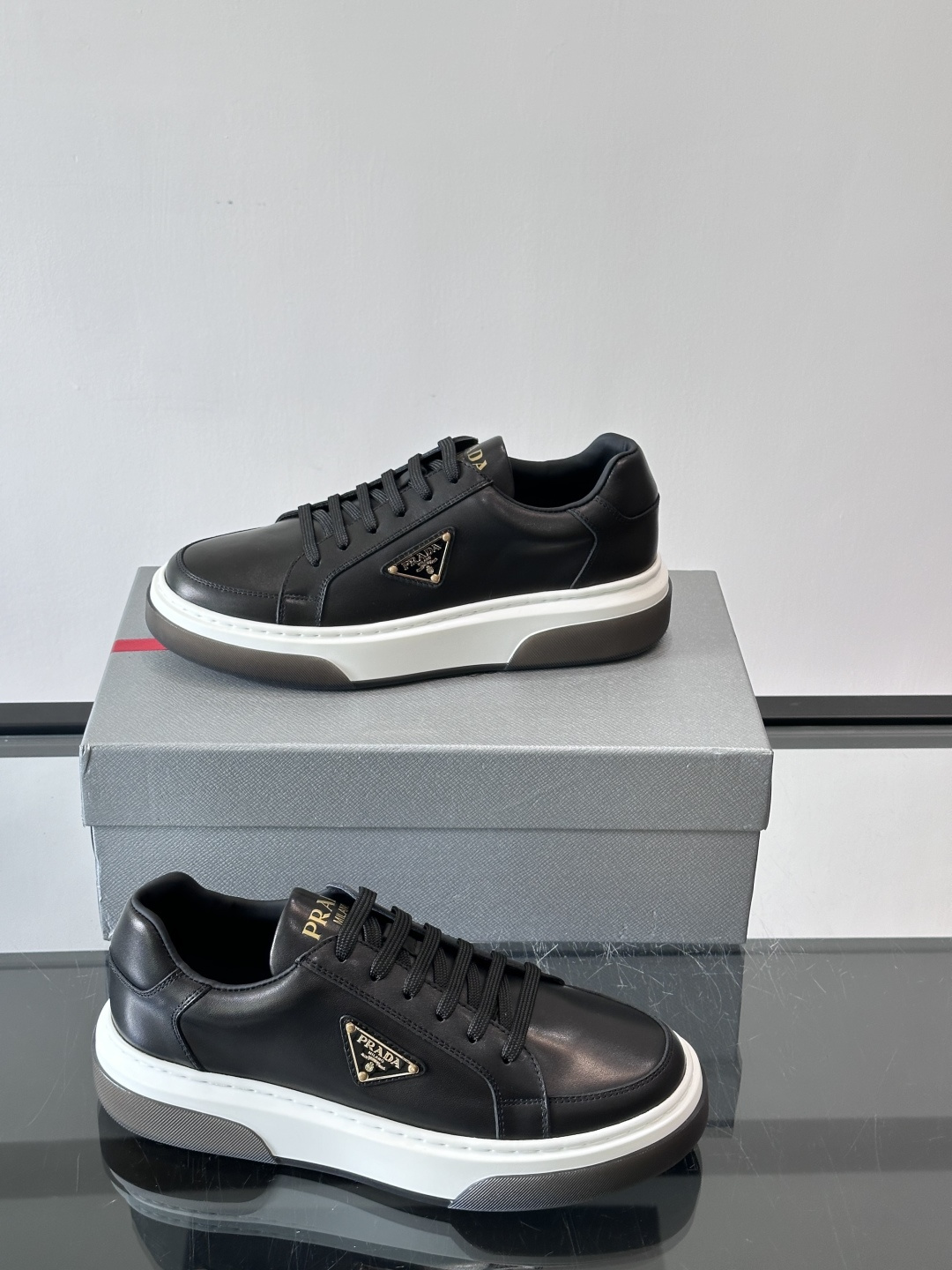 Prad*男士新款柔软皮革休闲运动鞋，这款运动鞋采用牛皮打造，皮质柔软细腻，纹理自然，提升透气性能，外侧
