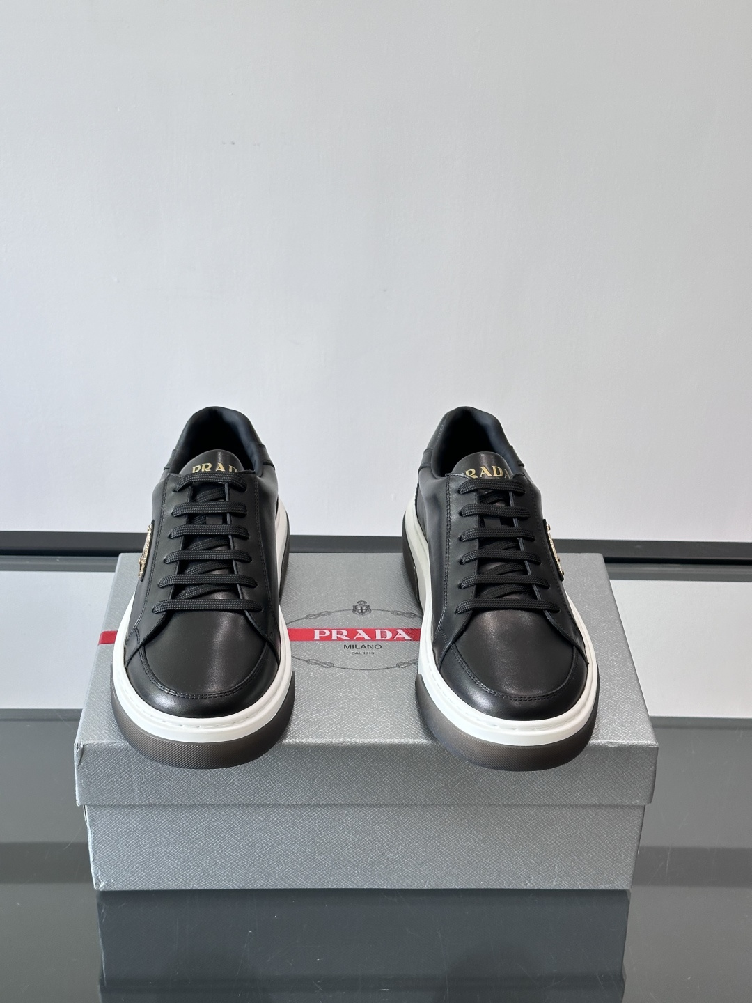 Prad*男士新款柔软皮革休闲运动鞋，这款运动鞋采用牛皮打造，皮质柔软细腻，纹理自然，提升透气性能，外侧