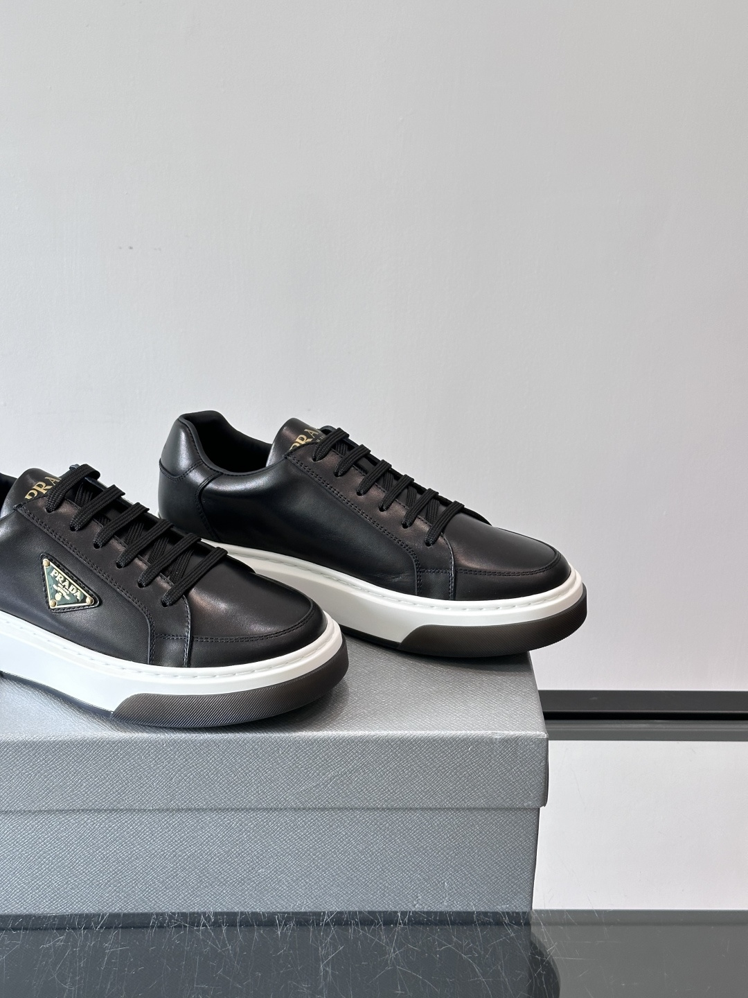 Prad*男士新款柔软皮革休闲运动鞋，这款运动鞋采用牛皮打造，皮质柔软细腻，纹理自然，提升透气性能，外侧