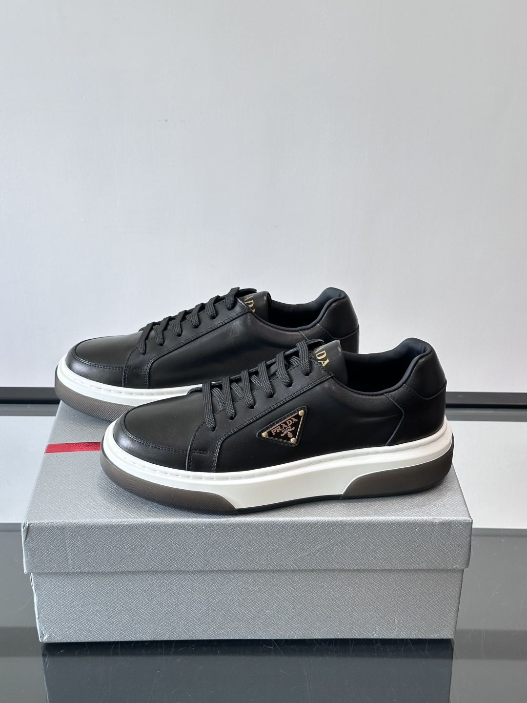 Prad*男士新款柔软皮革休闲运动鞋，这款运动鞋采用牛皮打造，皮质柔软细腻，纹理自然，提升透气性能，外侧