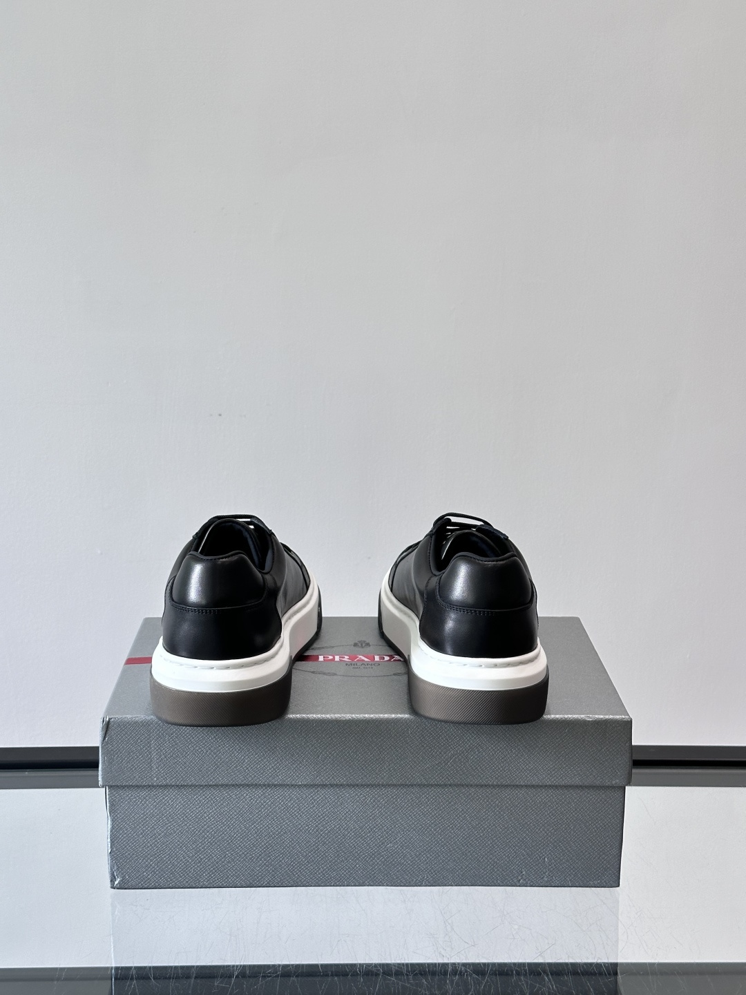 Prad*男士新款柔软皮革休闲运动鞋，这款运动鞋采用牛皮打造，皮质柔软细腻，纹理自然，提升透气性能，外侧