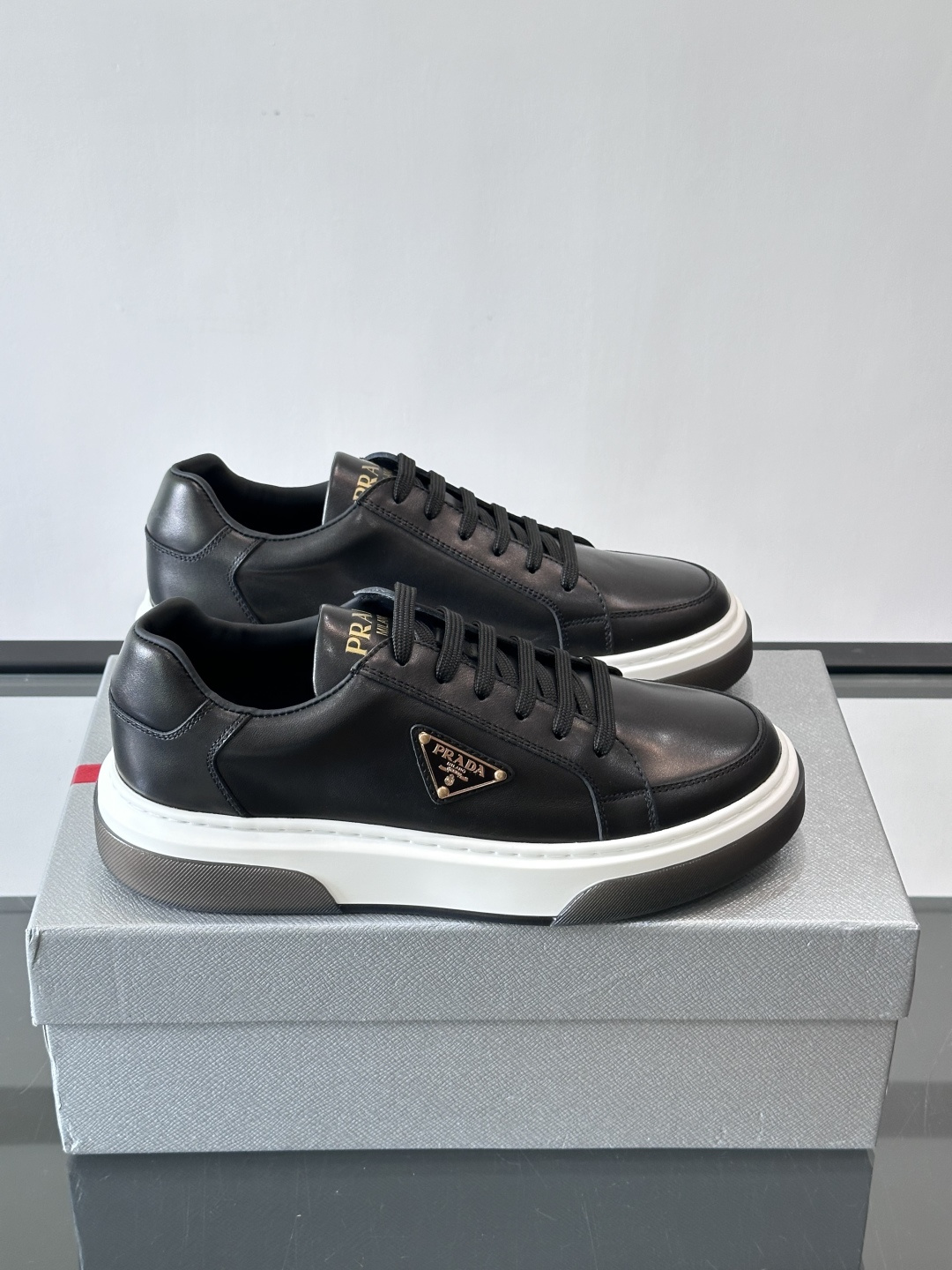 Prad*男士新款柔软皮革休闲运动鞋，这款运动鞋采用牛皮打造，皮质柔软细腻，纹理自然，提升透气性能，外侧