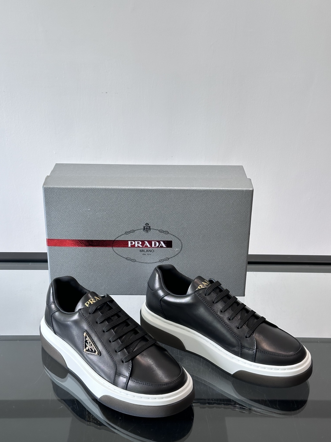 Prad*男士新款柔软皮革休闲运动鞋，这款运动鞋采用牛皮打造，皮质柔软细腻，纹理自然，提升透气性能，外侧