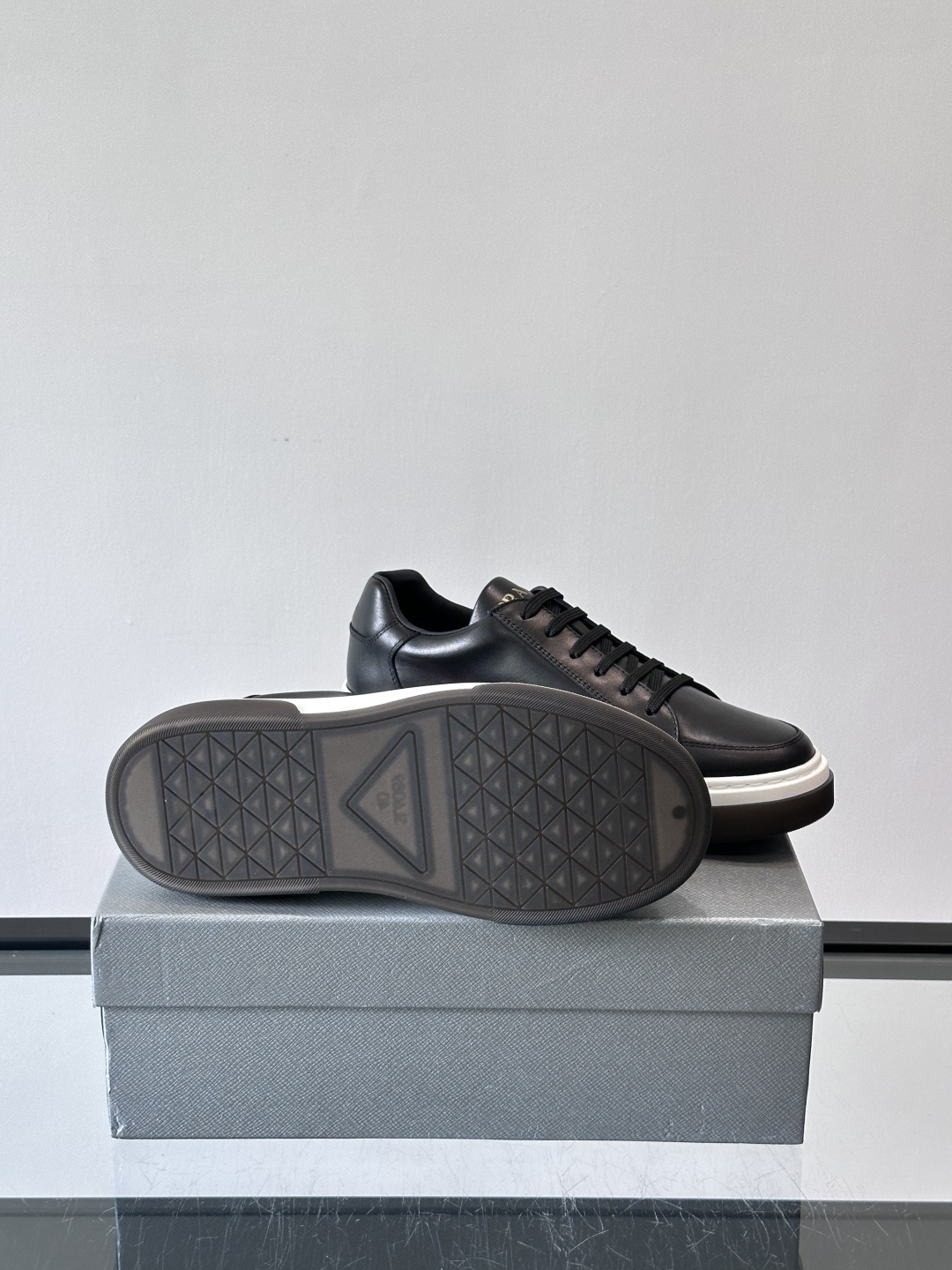 Prad*男士新款柔软皮革休闲运动鞋，这款运动鞋采用牛皮打造，皮质柔软细腻，纹理自然，提升透气性能，外侧