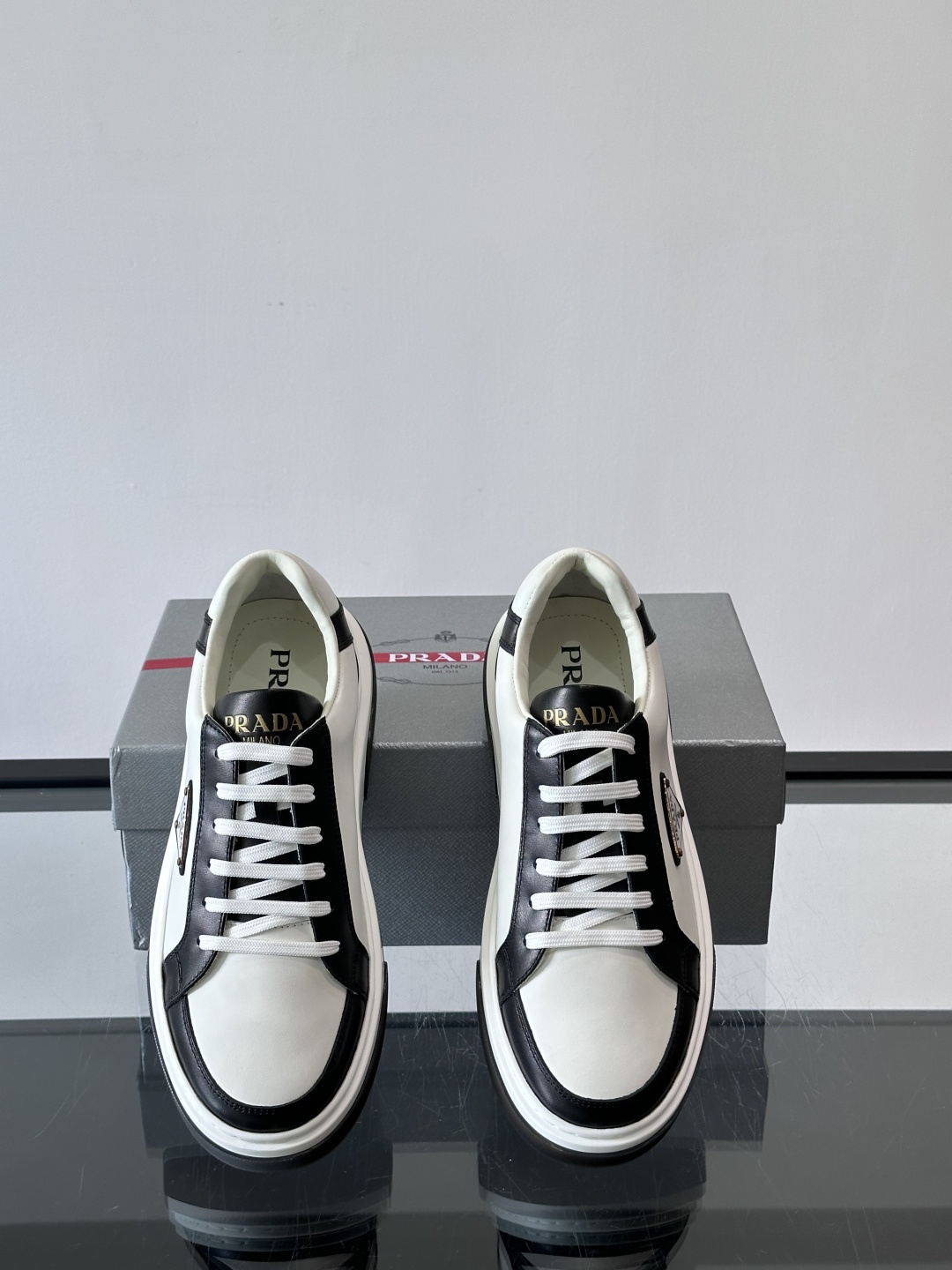 Prad*男士新款柔软皮革休闲运动鞋，这款运动鞋采用牛皮打造，皮质柔软细腻，纹理自然，提升透气性能，外侧