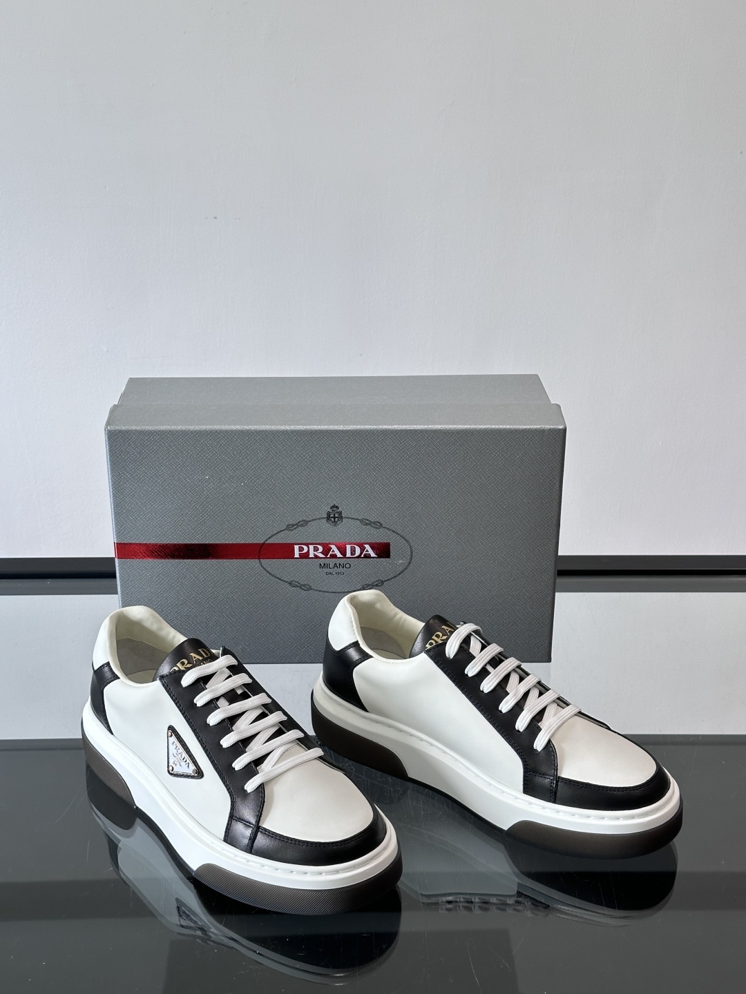Prad*男士新款柔软皮革休闲运动鞋，这款运动鞋采用牛皮打造，皮质柔软细腻，纹理自然，提升透气性能，外侧