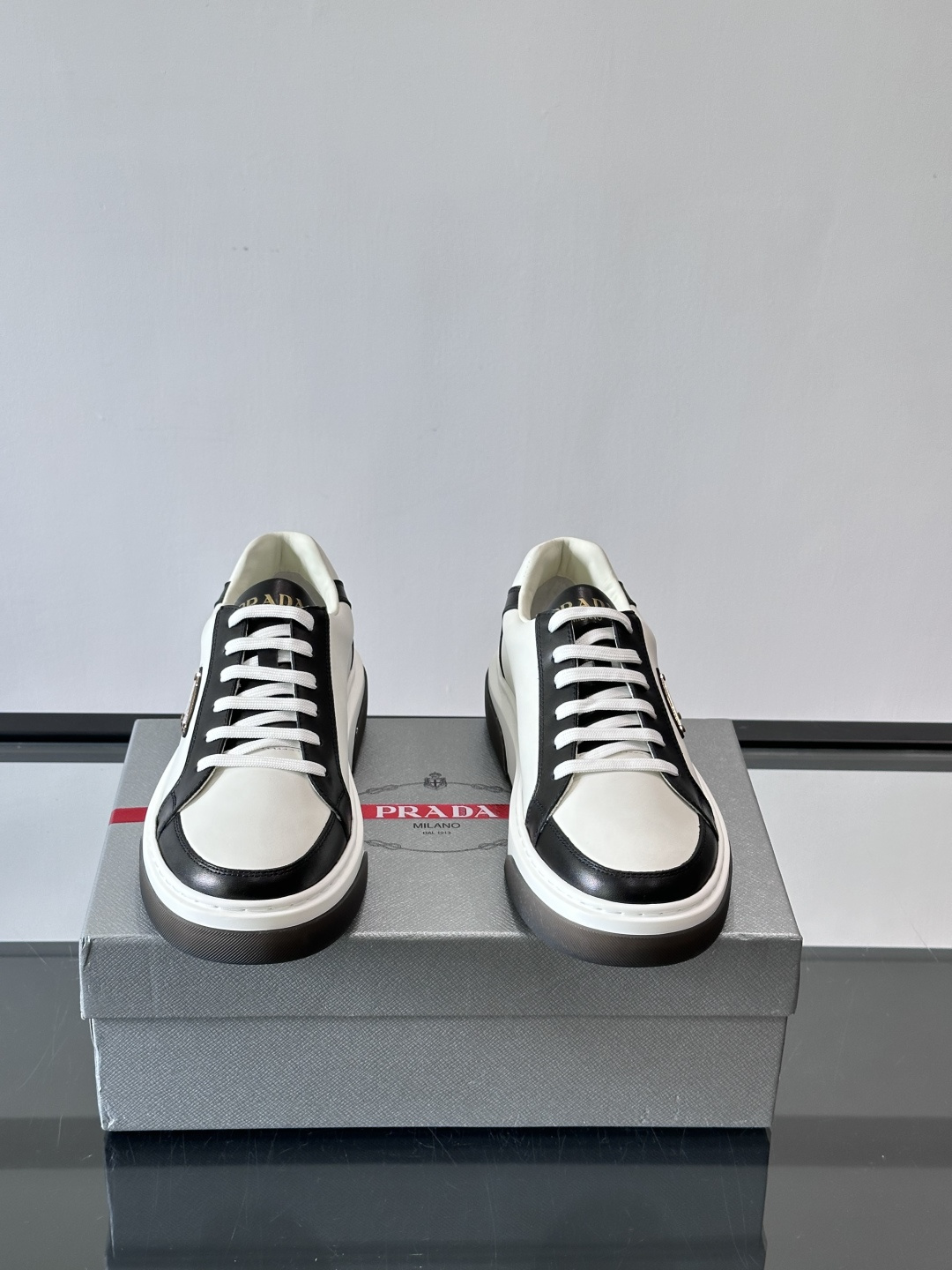 Prad*男士新款柔软皮革休闲运动鞋，这款运动鞋采用牛皮打造，皮质柔软细腻，纹理自然，提升透气性能，外侧