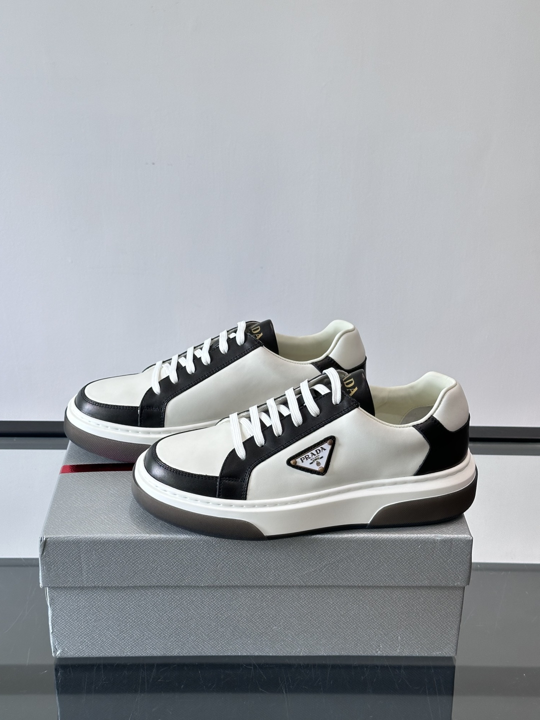 Prad*男士新款柔软皮革休闲运动鞋，这款运动鞋采用牛皮打造，皮质柔软细腻，纹理自然，提升透气性能，外侧