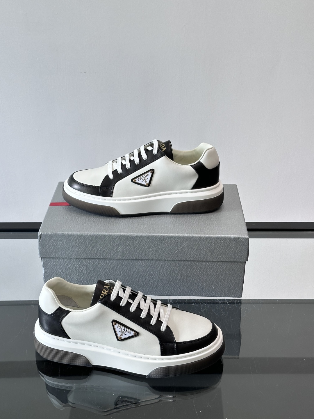 Prad*男士新款柔软皮革休闲运动鞋，这款运动鞋采用牛皮打造，皮质柔软细腻，纹理自然，提升透气性能，外侧
