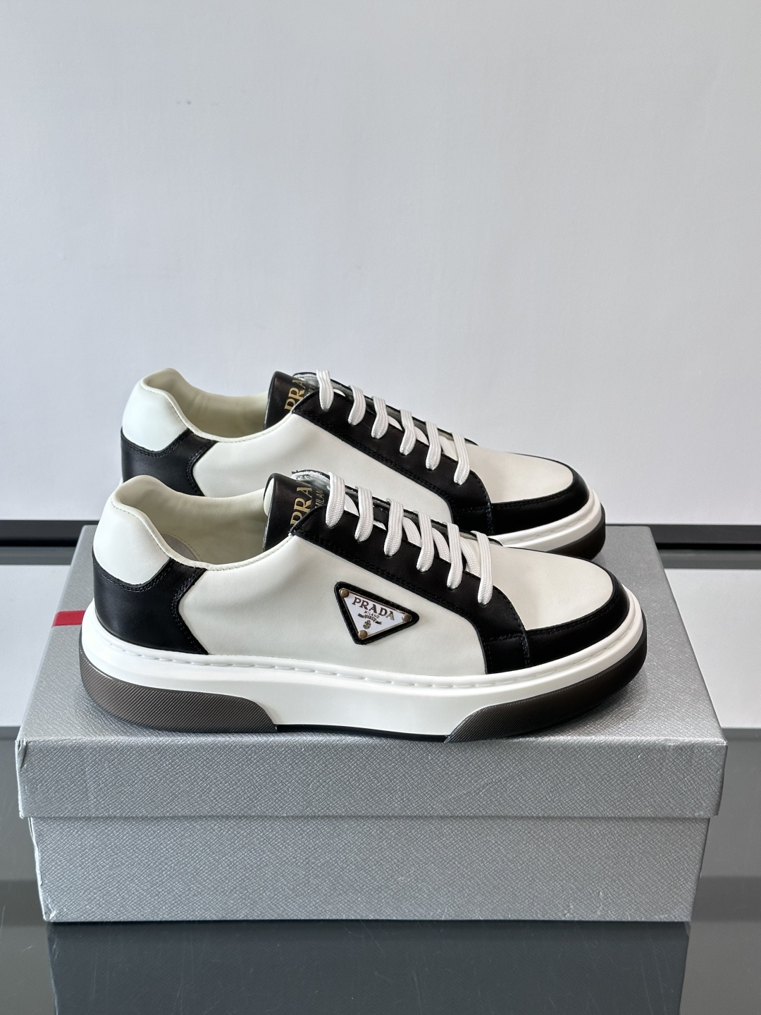 Prad*男士新款柔软皮革休闲运动鞋，这款运动鞋采用牛皮打造，皮质柔软细腻，纹理自然，提升透气性能，外侧