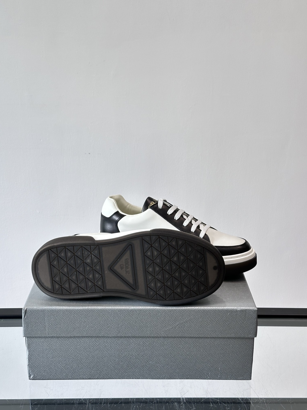 Prad*男士新款柔软皮革休闲运动鞋，这款运动鞋采用牛皮打造，皮质柔软细腻，纹理自然，提升透气性能，外侧