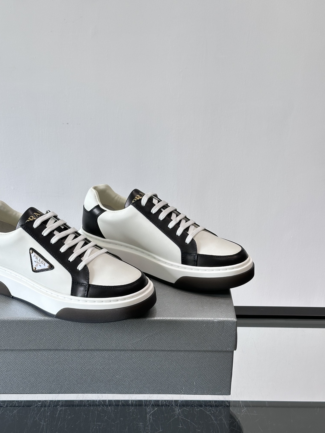 Prad*男士新款柔软皮革休闲运动鞋，这款运动鞋采用牛皮打造，皮质柔软细腻，纹理自然，提升透气性能，外侧