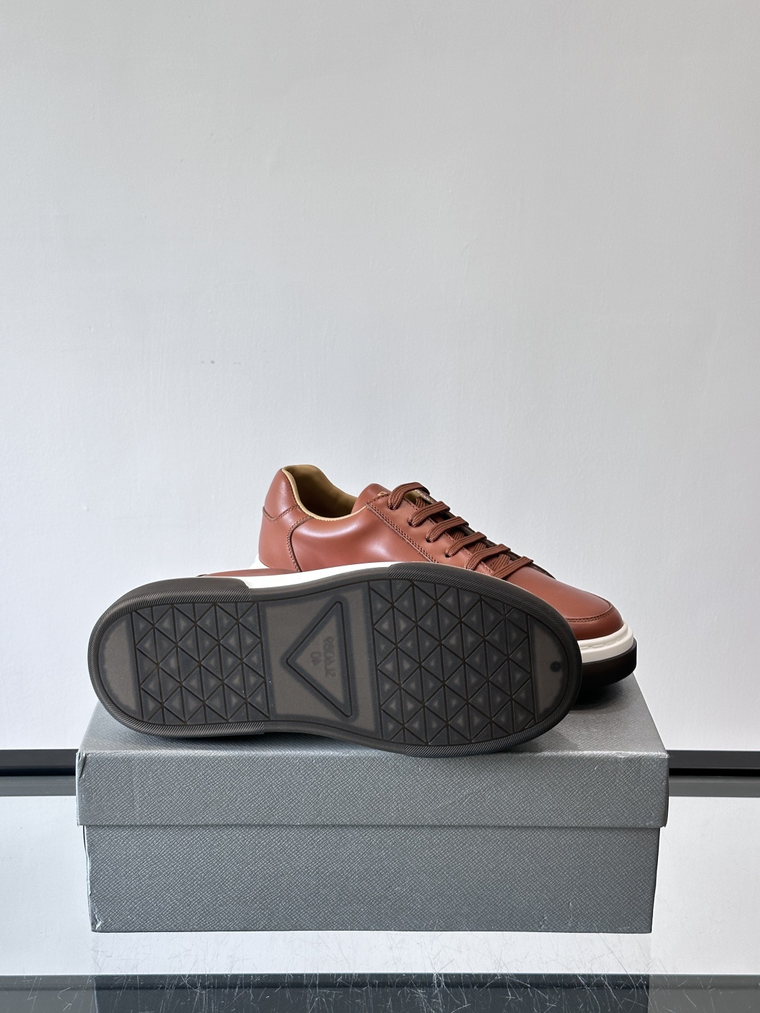 Prad*男士新款柔软皮革休闲运动鞋，这款运动鞋采用牛皮打造，皮质柔软细腻，纹理自然，提升透气性能，外侧