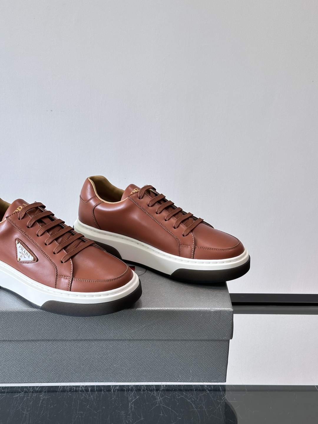 Prad*男士新款柔软皮革休闲运动鞋，这款运动鞋采用牛皮打造，皮质柔软细腻，纹理自然，提升透气性能，外侧