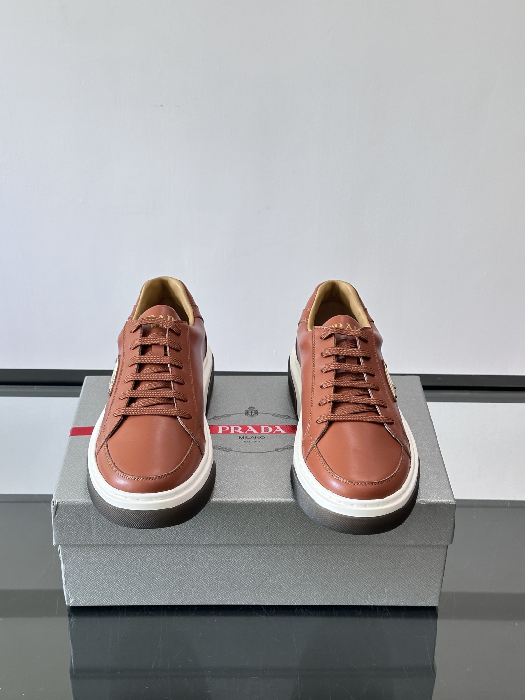 Prad*男士新款柔软皮革休闲运动鞋，这款运动鞋采用牛皮打造，皮质柔软细腻，纹理自然，提升透气性能，外侧