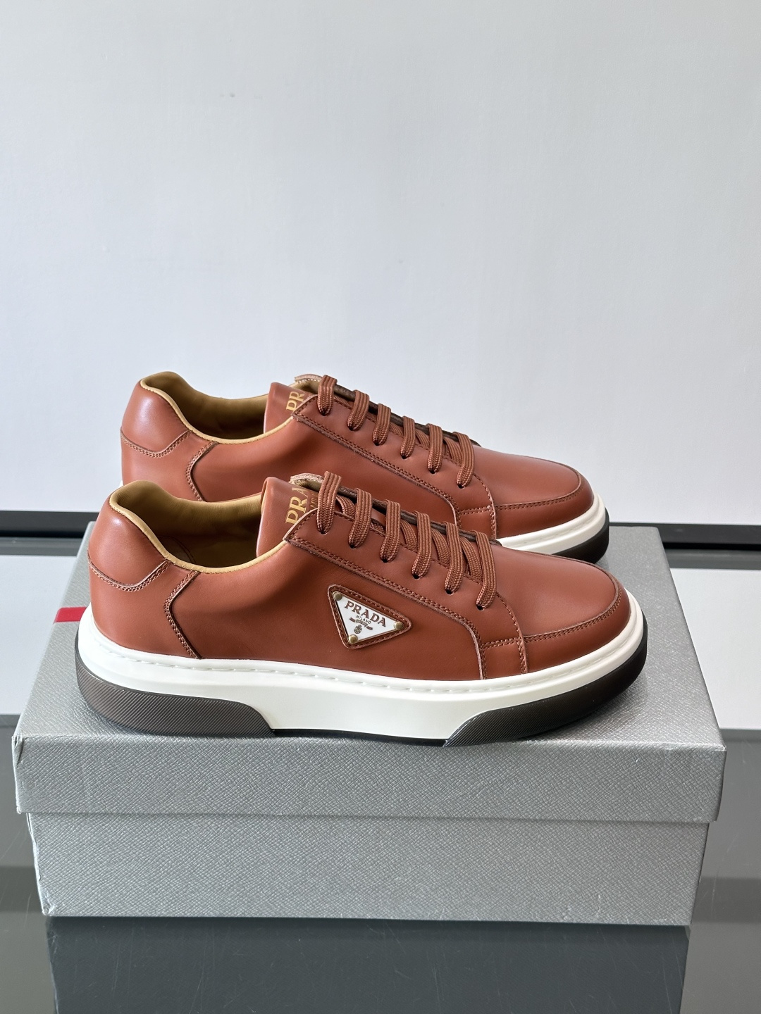 Prad*男士新款柔软皮革休闲运动鞋，这款运动鞋采用牛皮打造，皮质柔软细腻，纹理自然，提升透气性能，外侧
