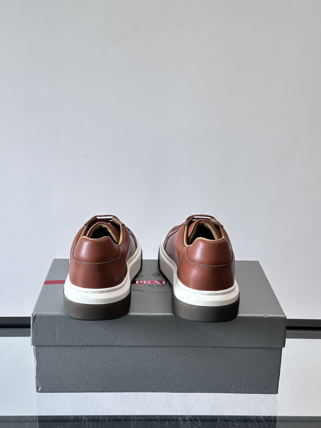 Prad*男士新款柔软皮革休闲运动鞋，这款运动鞋采用牛皮打造，皮质柔软细腻，纹理自然，提升透气性能，外侧