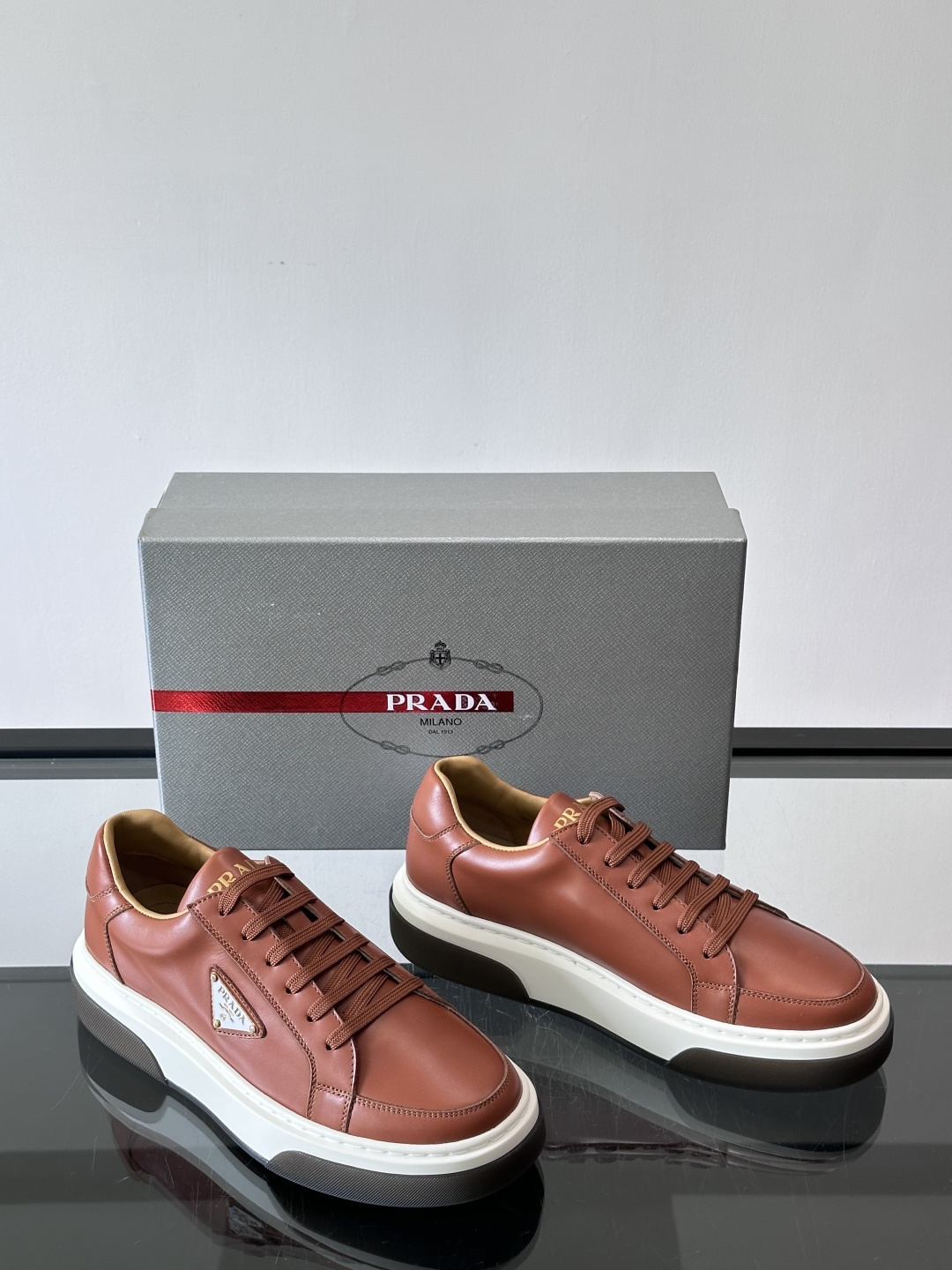Prad*男士新款柔软皮革休闲运动鞋，这款运动鞋采用牛皮打造，皮质柔软细腻，纹理自然，提升透气性能，外侧