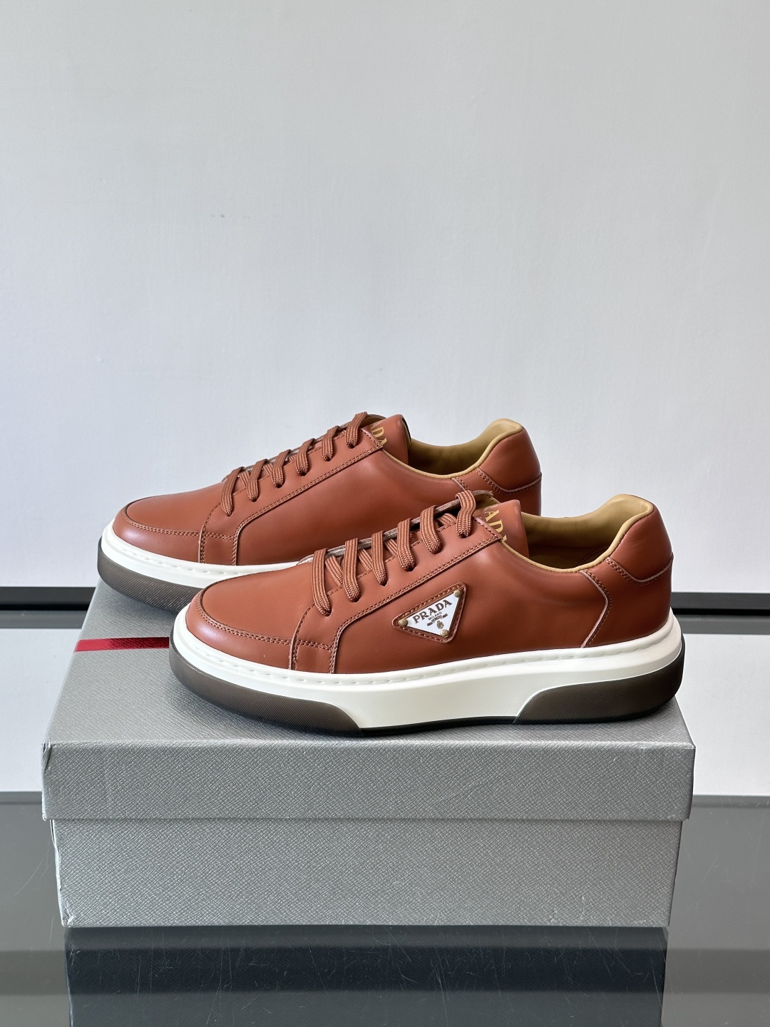Prad*男士新款柔软皮革休闲运动鞋，这款运动鞋采用牛皮打造，皮质柔软细腻，纹理自然，提升透气性能，外侧