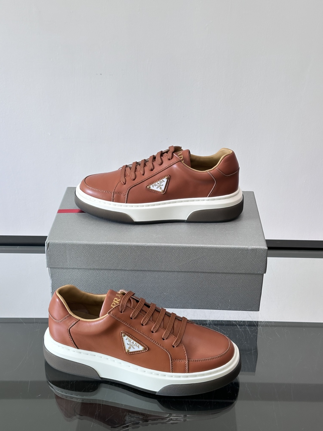 Prad*男士新款柔软皮革休闲运动鞋，这款运动鞋采用牛皮打造，皮质柔软细腻，纹理自然，提升透气性能，外侧