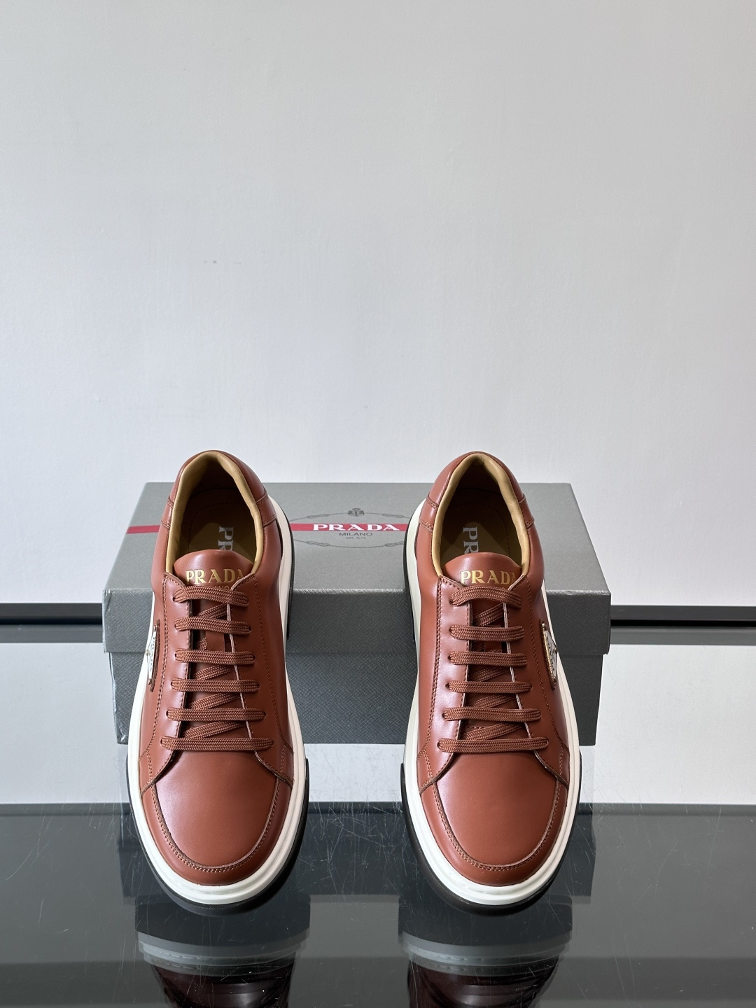 Prad*男士新款柔软皮革休闲运动鞋，这款运动鞋采用牛皮打造，皮质柔软细腻，纹理自然，提升透气性能，外侧