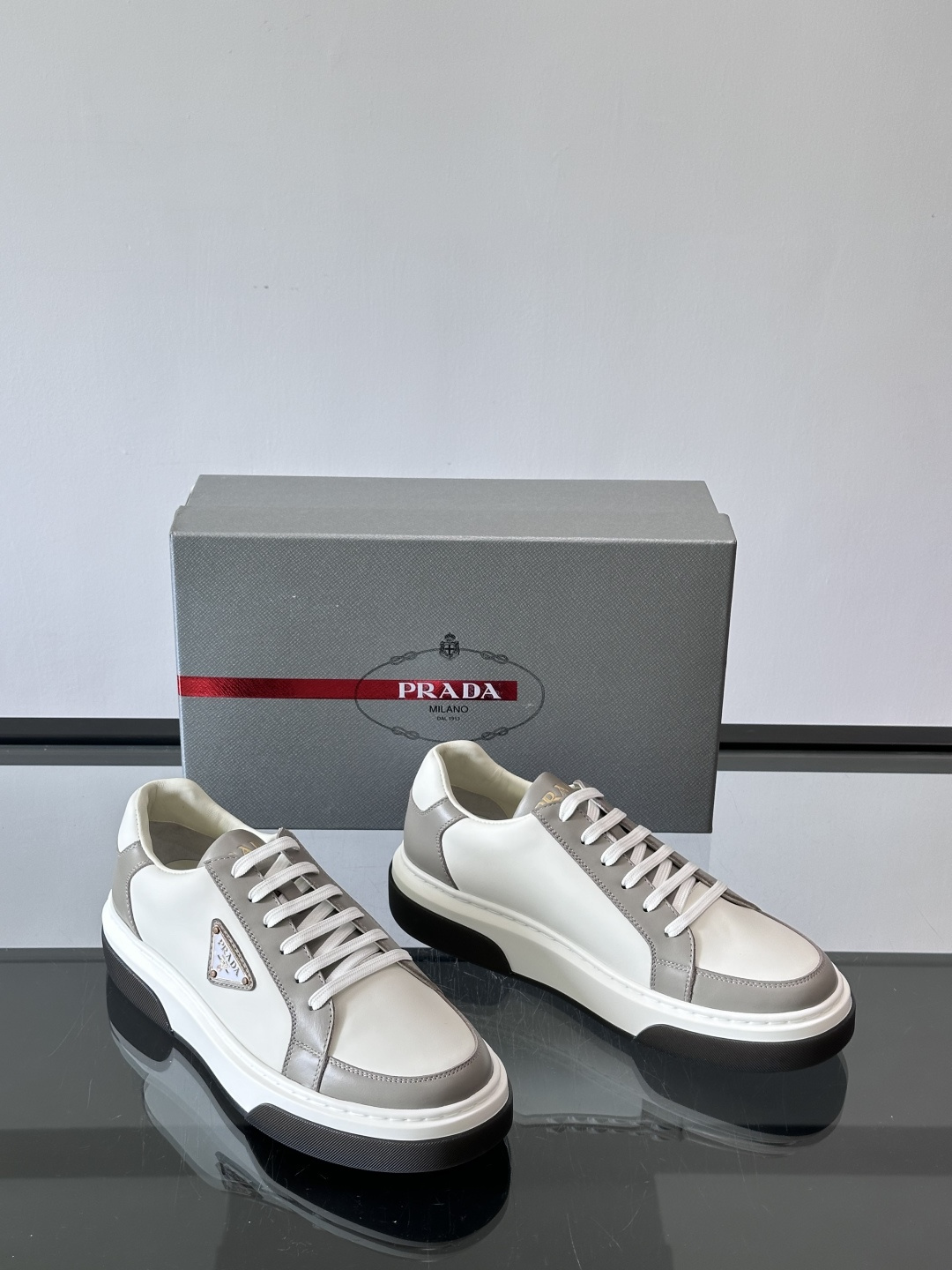 Prad*男士新款柔软皮革休闲运动鞋，这款运动鞋采用牛皮打造，皮质柔软细腻，纹理自然，提升透气性能，外侧