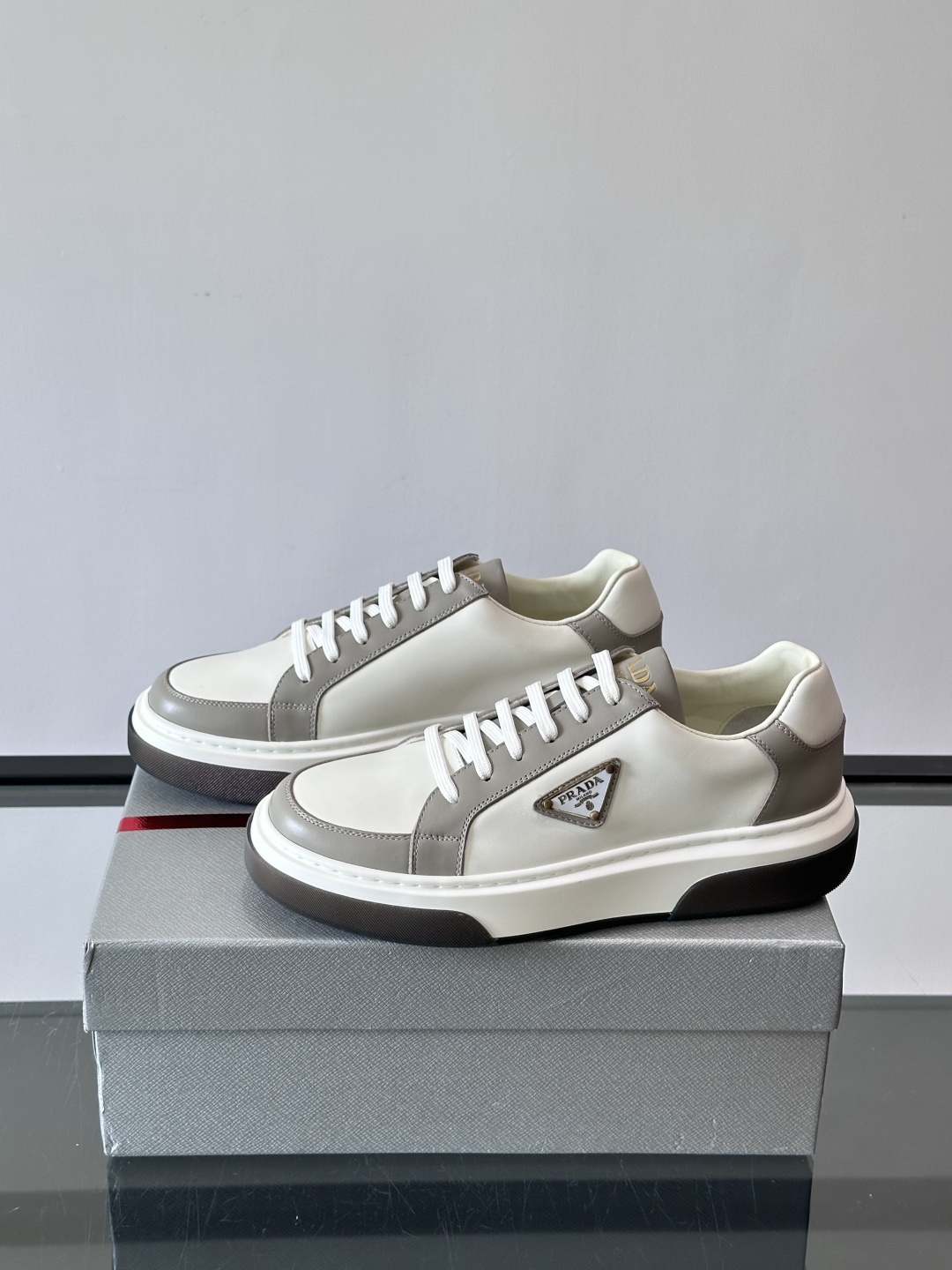 Prad*男士新款柔软皮革休闲运动鞋，这款运动鞋采用牛皮打造，皮质柔软细腻，纹理自然，提升透气性能，外侧