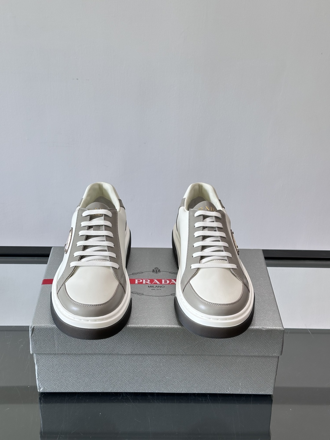 Prad*男士新款柔软皮革休闲运动鞋，这款运动鞋采用牛皮打造，皮质柔软细腻，纹理自然，提升透气性能，外侧