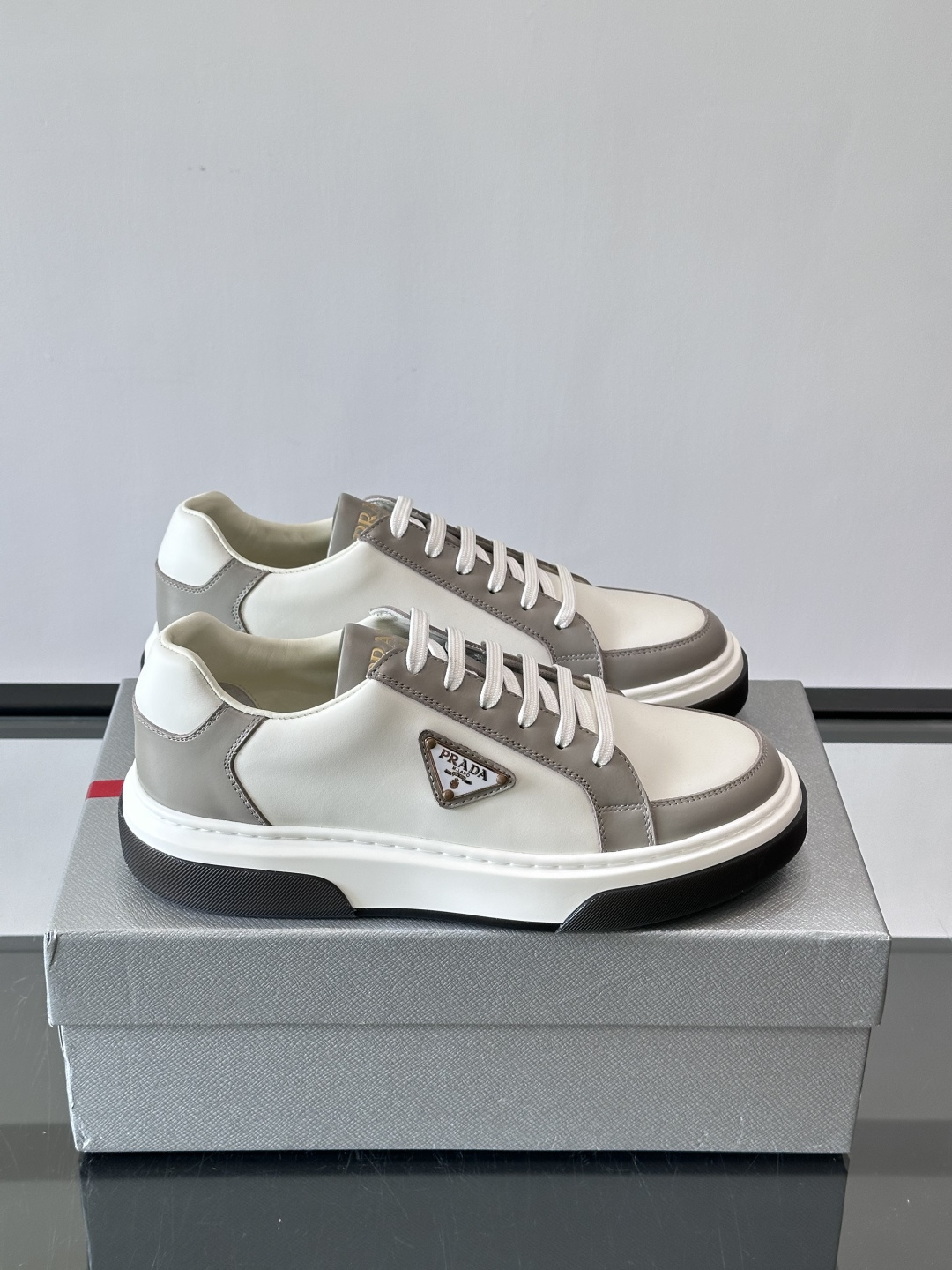 Prad*男士新款柔软皮革休闲运动鞋，这款运动鞋采用牛皮打造，皮质柔软细腻，纹理自然，提升透气性能，外侧