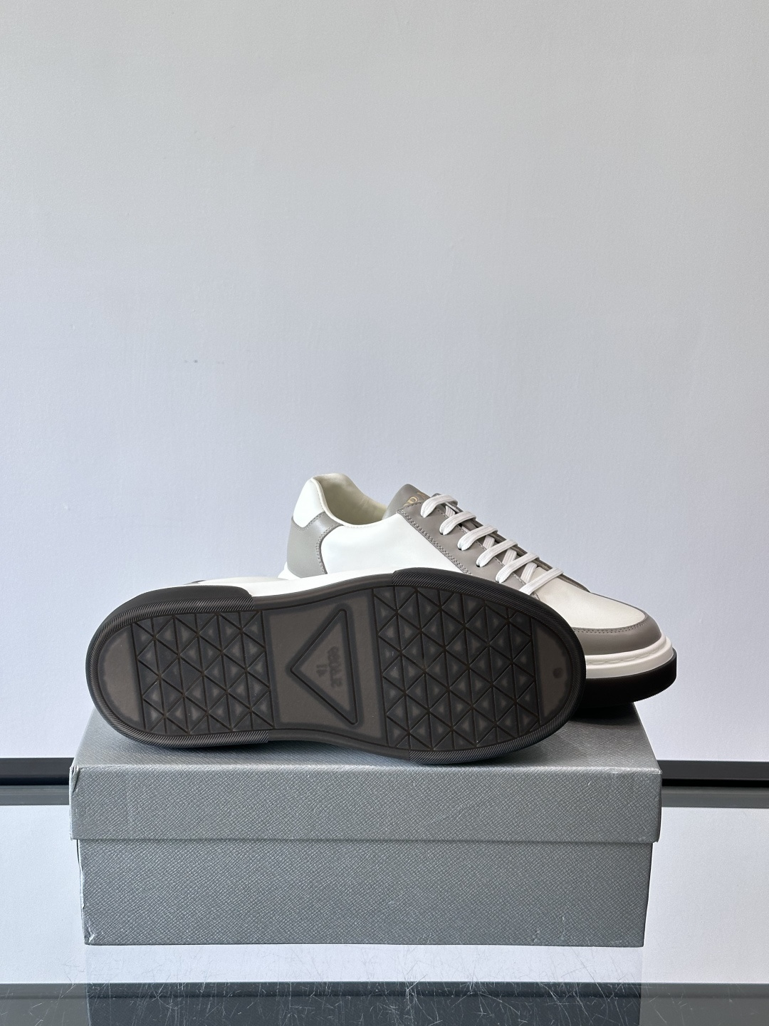 Prad*男士新款柔软皮革休闲运动鞋，这款运动鞋采用牛皮打造，皮质柔软细腻，纹理自然，提升透气性能，外侧