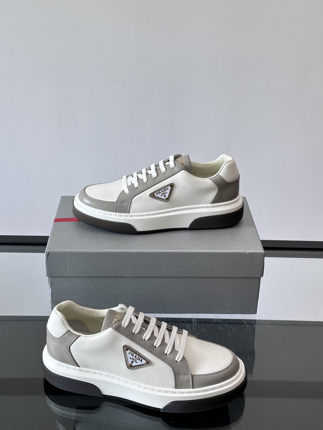 Prad*男士新款柔软皮革休闲运动鞋，这款运动鞋采用牛皮打造，皮质柔软细腻，纹理自然，提升透气性能，外侧