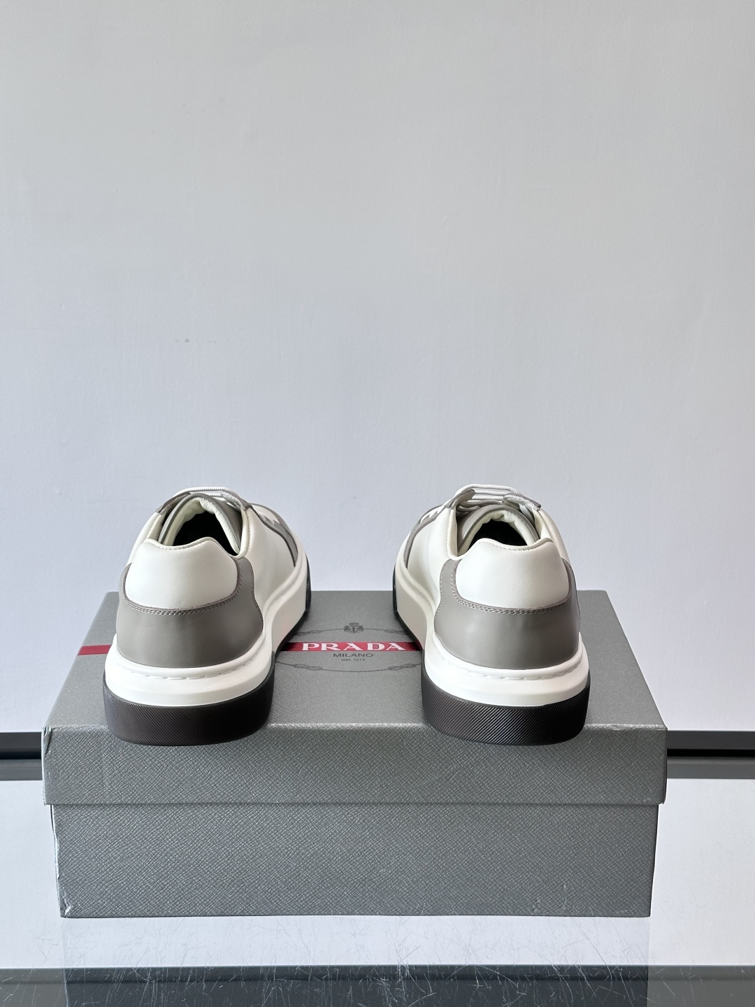 Prad*男士新款柔软皮革休闲运动鞋，这款运动鞋采用牛皮打造，皮质柔软细腻，纹理自然，提升透气性能，外侧