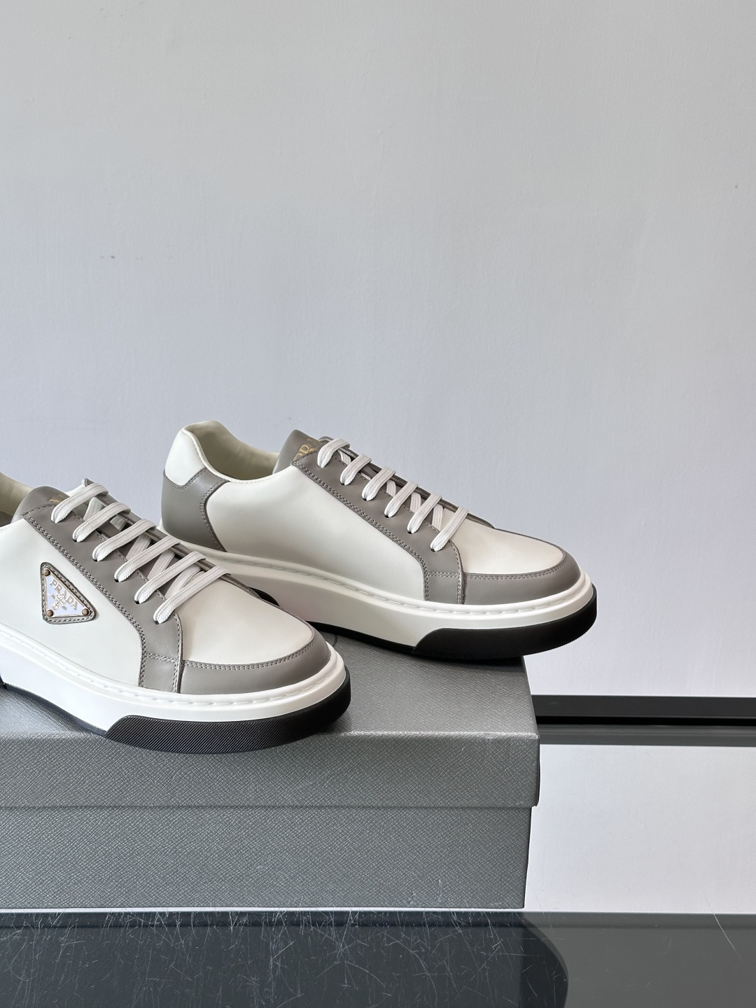 Prad*男士新款柔软皮革休闲运动鞋，这款运动鞋采用牛皮打造，皮质柔软细腻，纹理自然，提升透气性能，外侧