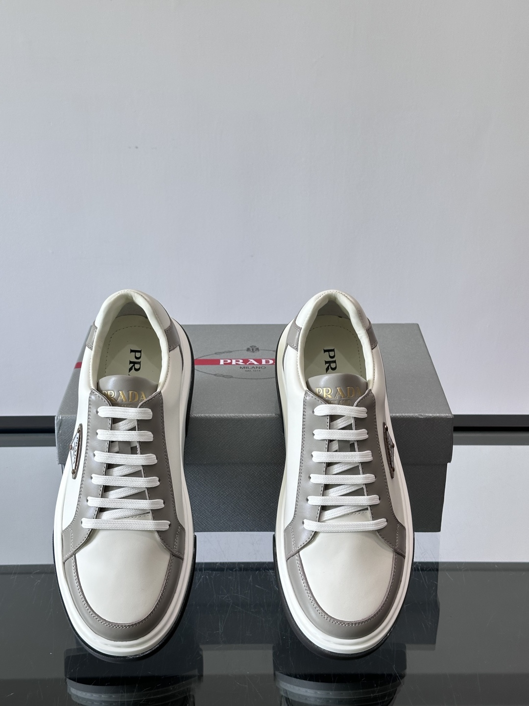Prad*男士新款柔软皮革休闲运动鞋，这款运动鞋采用牛皮打造，皮质柔软细腻，纹理自然，提升透气性能，外侧