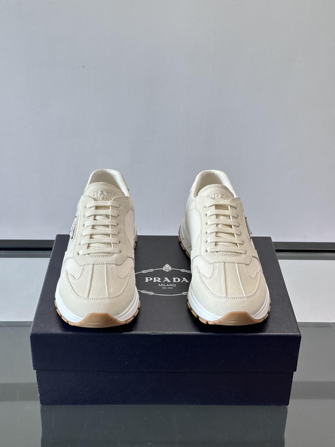 Prad*男士新款柔软皮革休闲运动鞋，这款运动鞋采用麂皮牛皮拼接科技布制作，皮质柔软细腻，纹理自然，提升