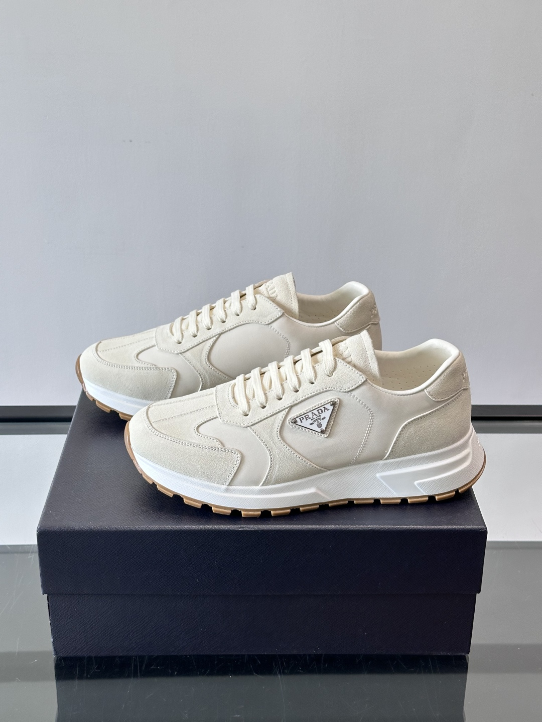 Prad*男士新款柔软皮革休闲运动鞋，这款运动鞋采用麂皮牛皮拼接科技布制作，皮质柔软细腻，纹理自然，提升