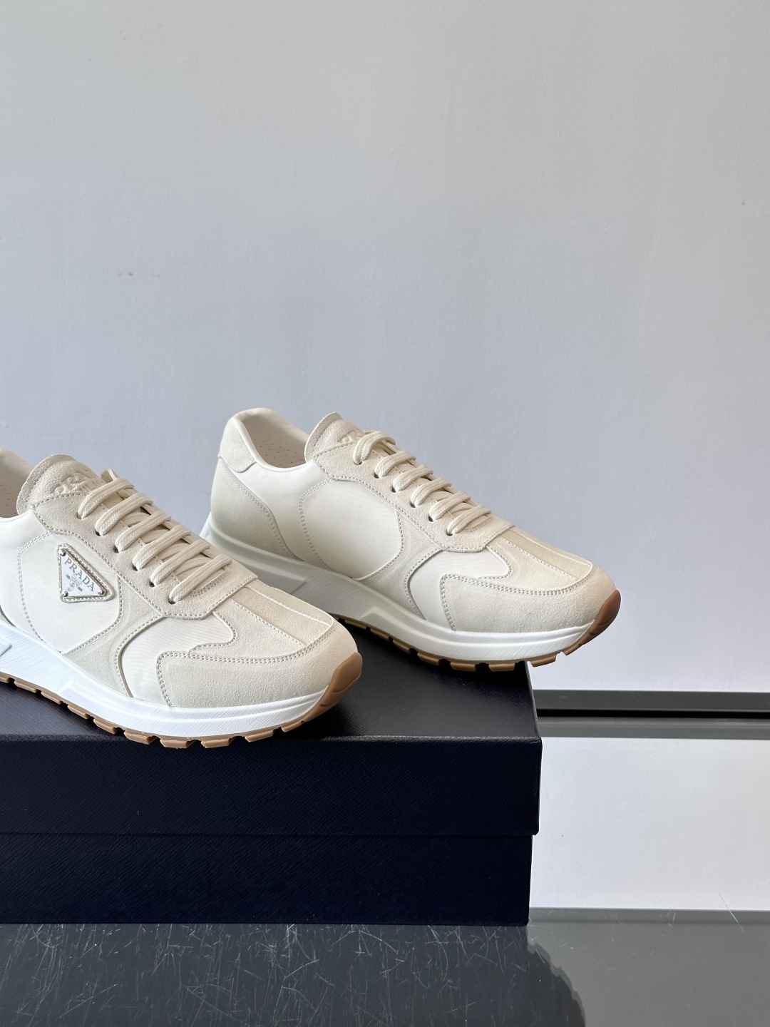 Prad*男士新款柔软皮革休闲运动鞋，这款运动鞋采用麂皮牛皮拼接科技布制作，皮质柔软细腻，纹理自然，提升