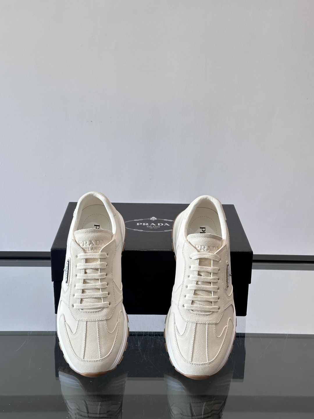 Prad*男士新款柔软皮革休闲运动鞋，这款运动鞋采用麂皮牛皮拼接科技布制作，皮质柔软细腻，纹理自然，提升