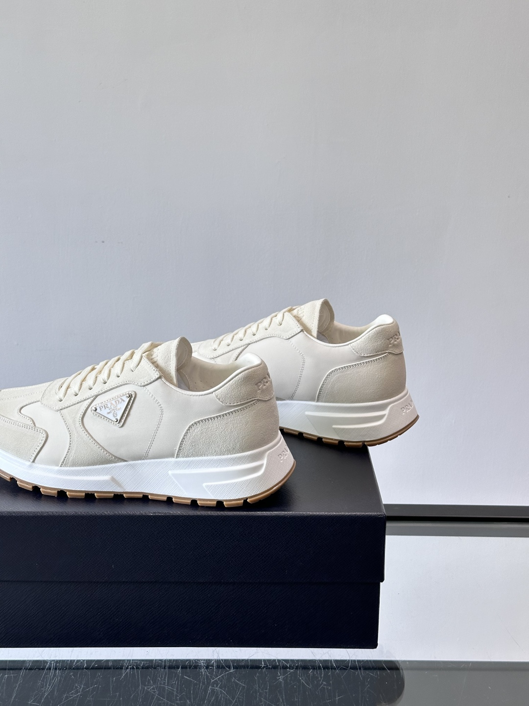 Prad*男士新款柔软皮革休闲运动鞋，这款运动鞋采用麂皮牛皮拼接科技布制作，皮质柔软细腻，纹理自然，提升