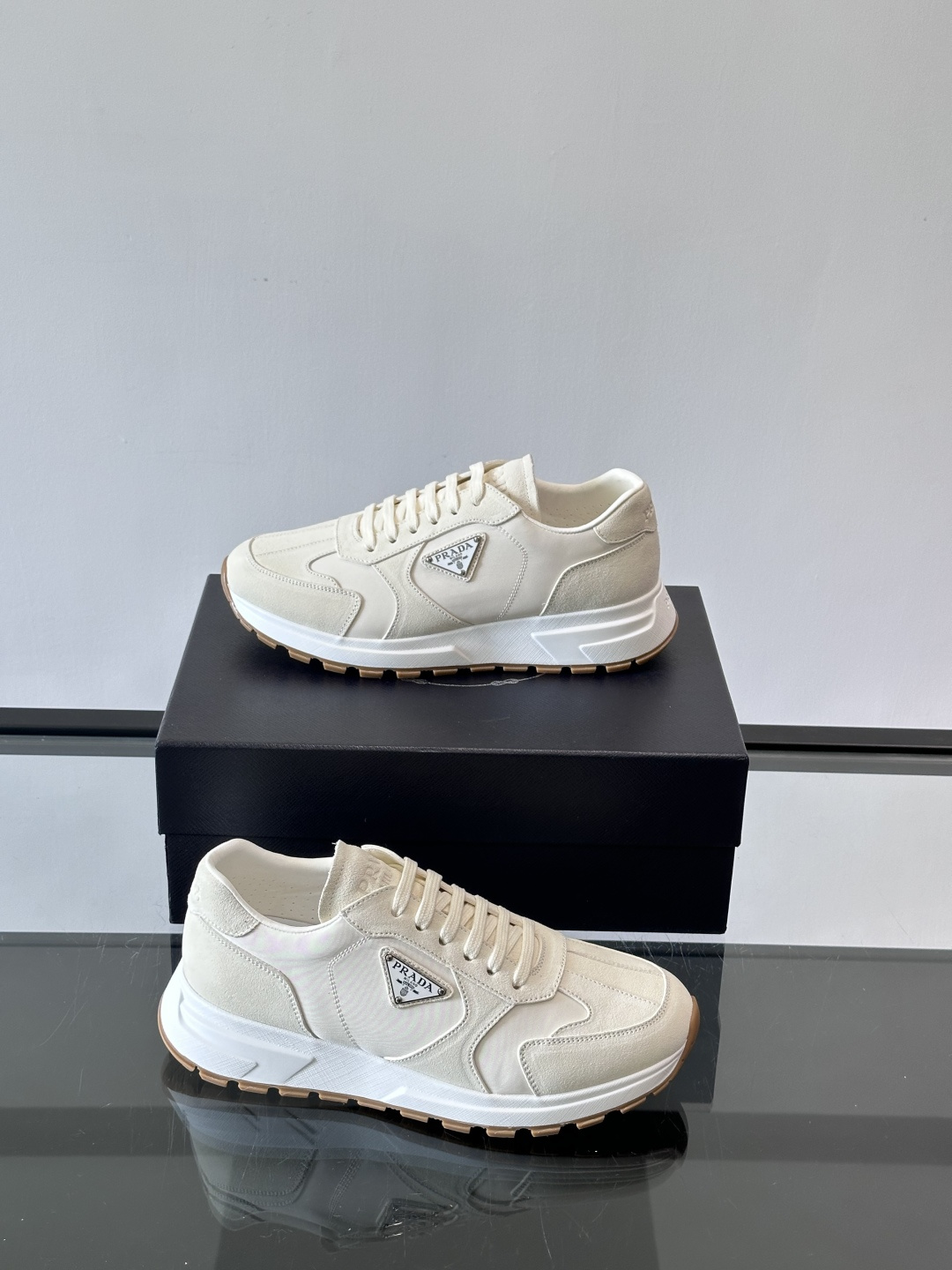 Prad*男士新款柔软皮革休闲运动鞋，这款运动鞋采用麂皮牛皮拼接科技布制作，皮质柔软细腻，纹理自然，提升